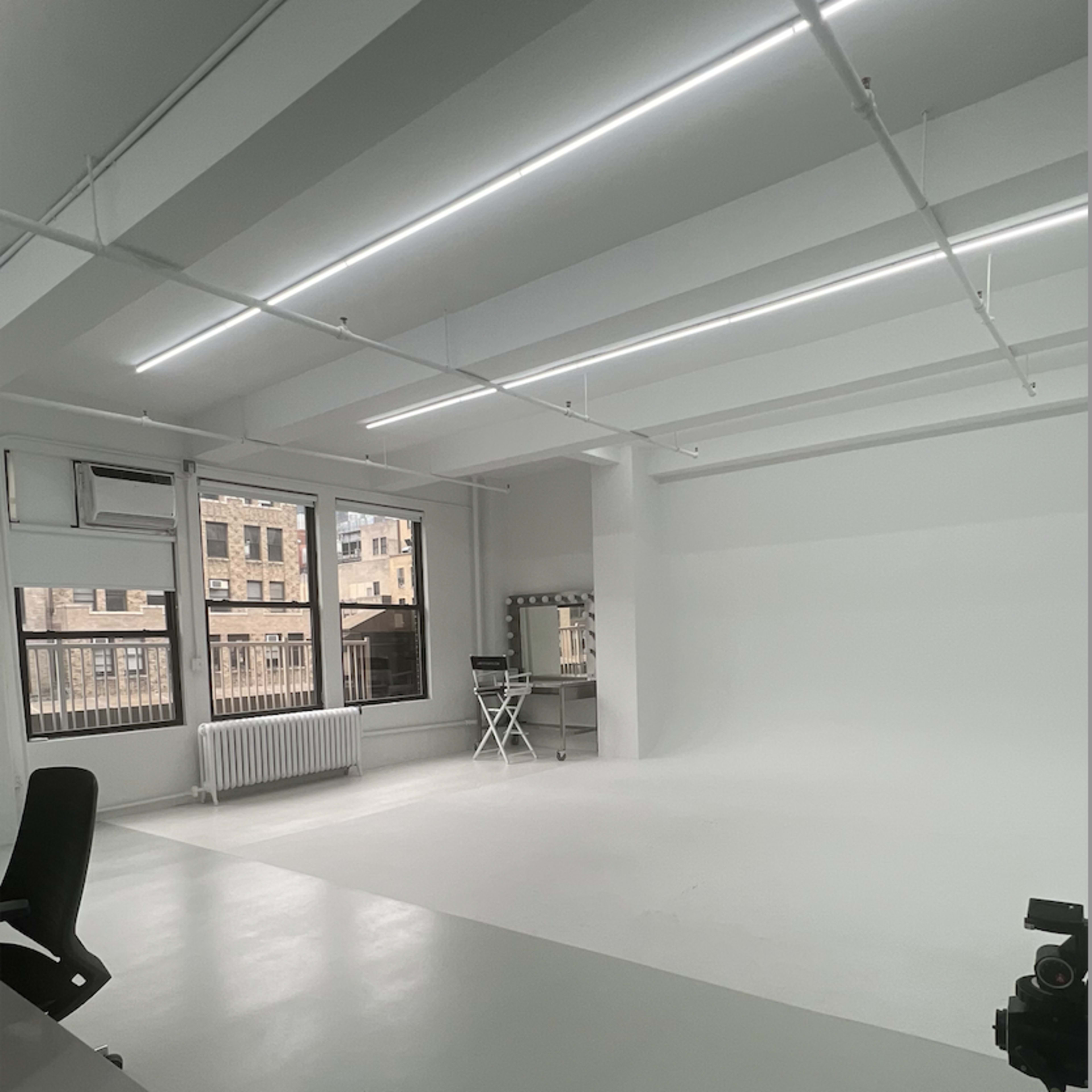 Fashion district Studio with daylight and Cyc Wall Image in Midtown Manhattan, New York, NY