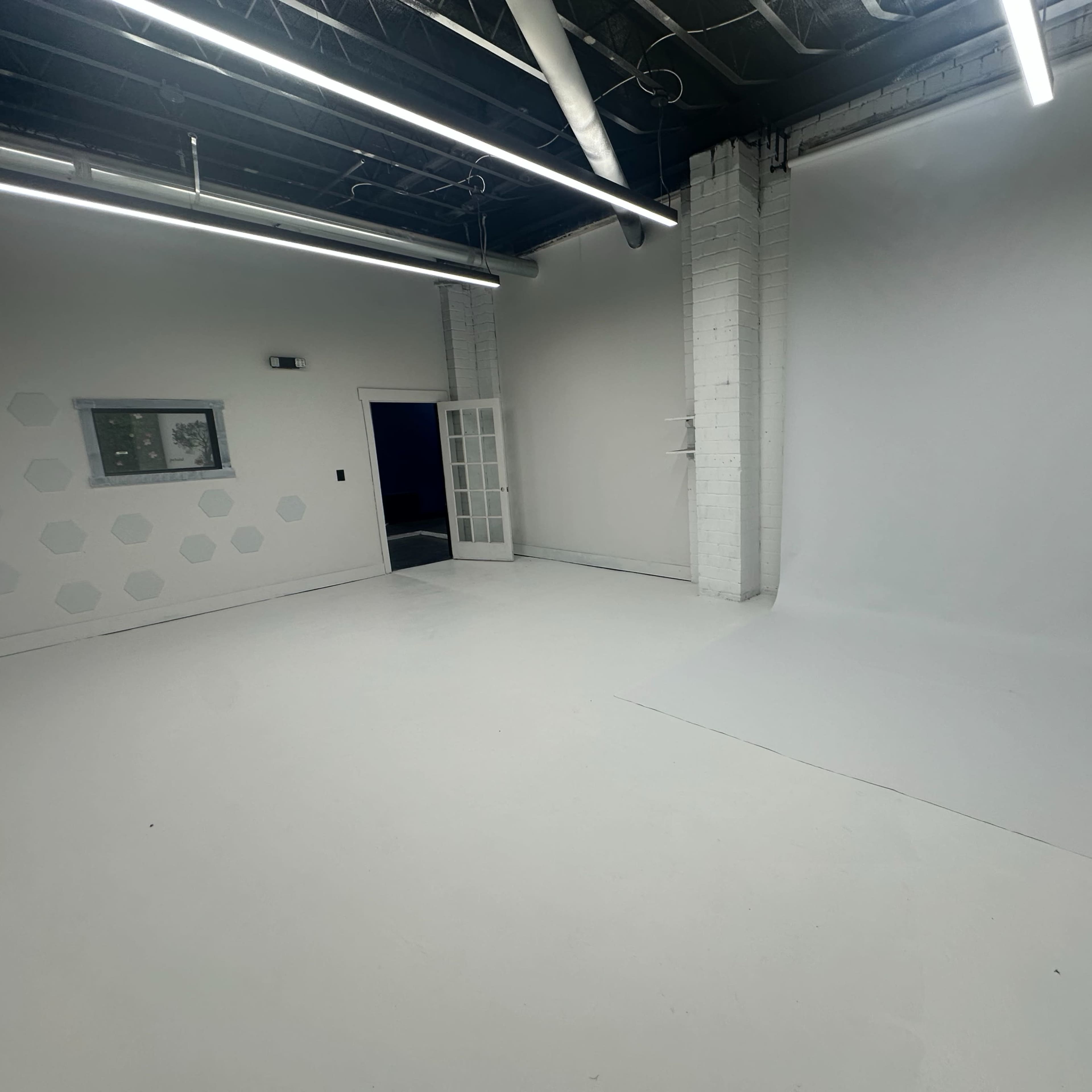 All White Photography Studio w/ 12 ft Ceilings in Maplewood Image in Hadley Township, Maplewood, MO