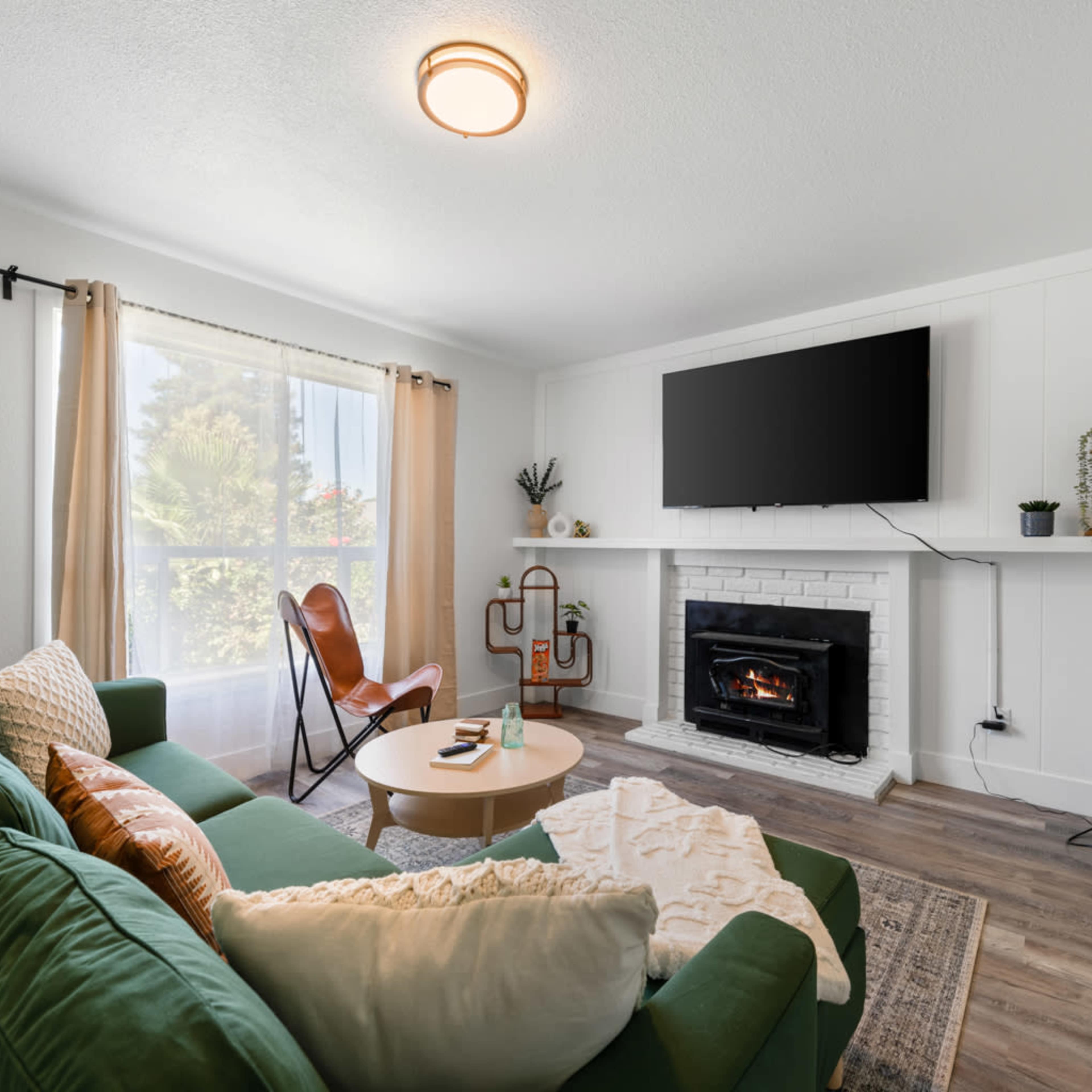 4-Bedroom Cactus-Themed Retreat with Plush Beds Image in Fruitridge Vista, Sacramento, CA
