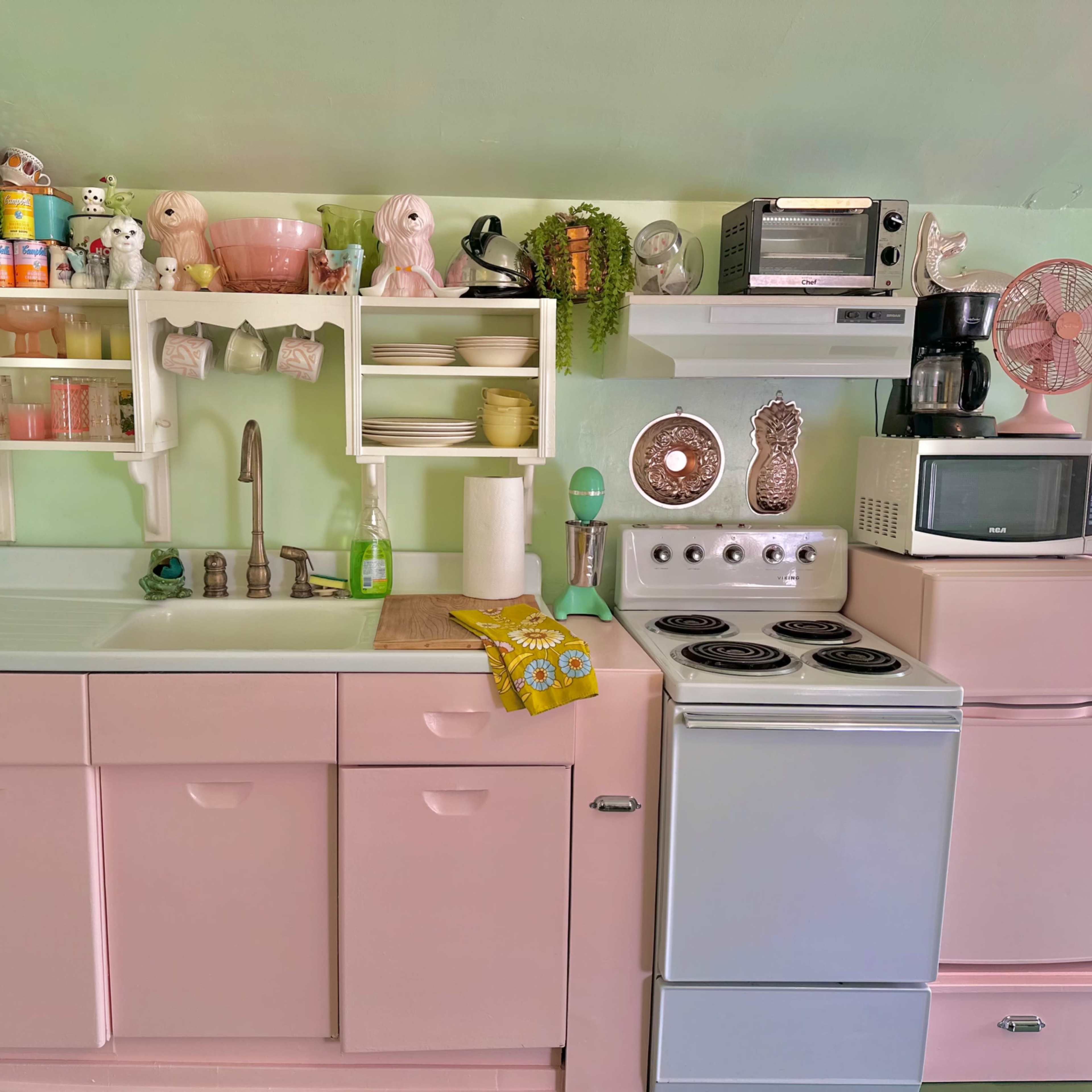 Bright Retro Apartment Image in , Niagara Falls, ON