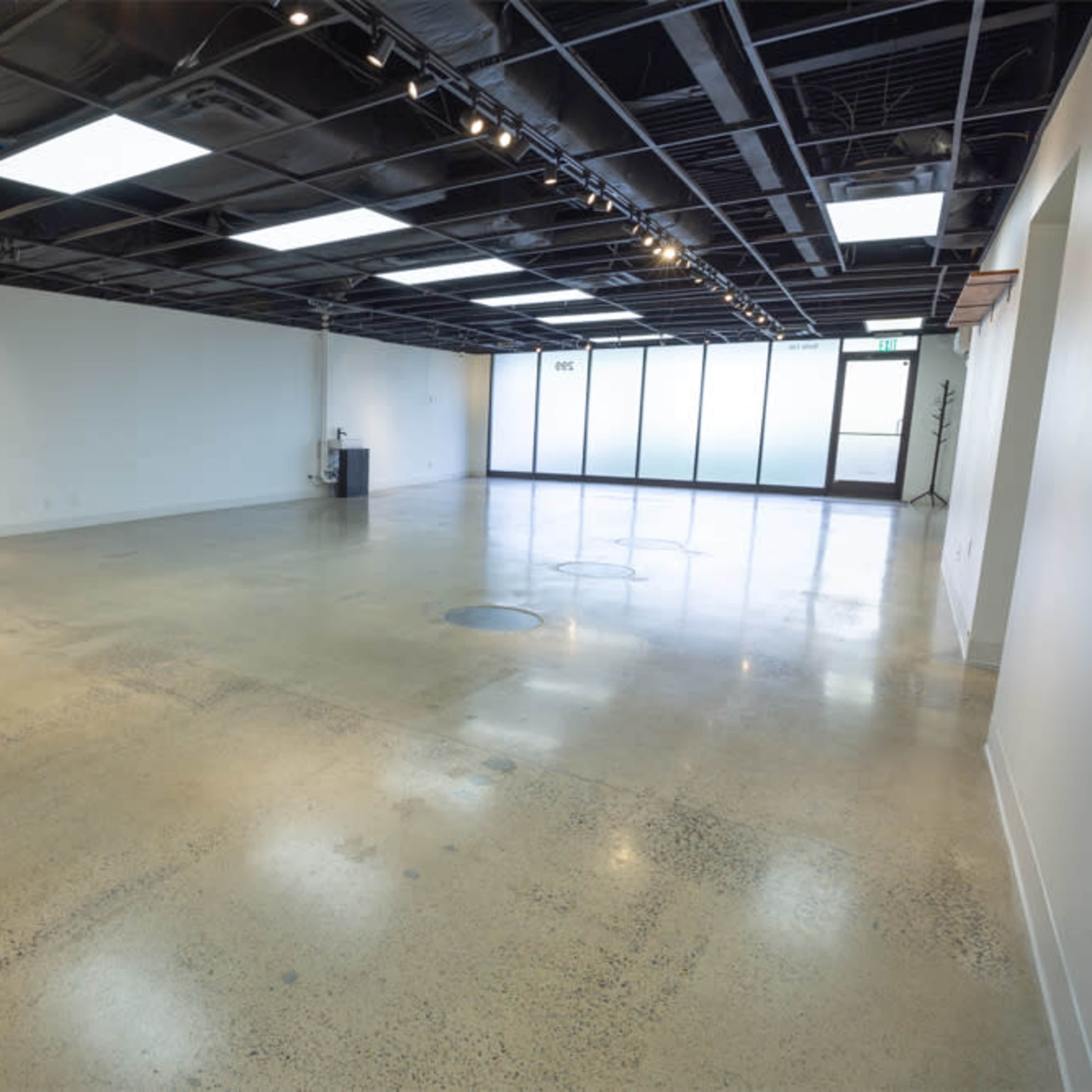 Roomy Studio near Downtown and Airport with Courtyard Image in South Nashville, Nashville, TN