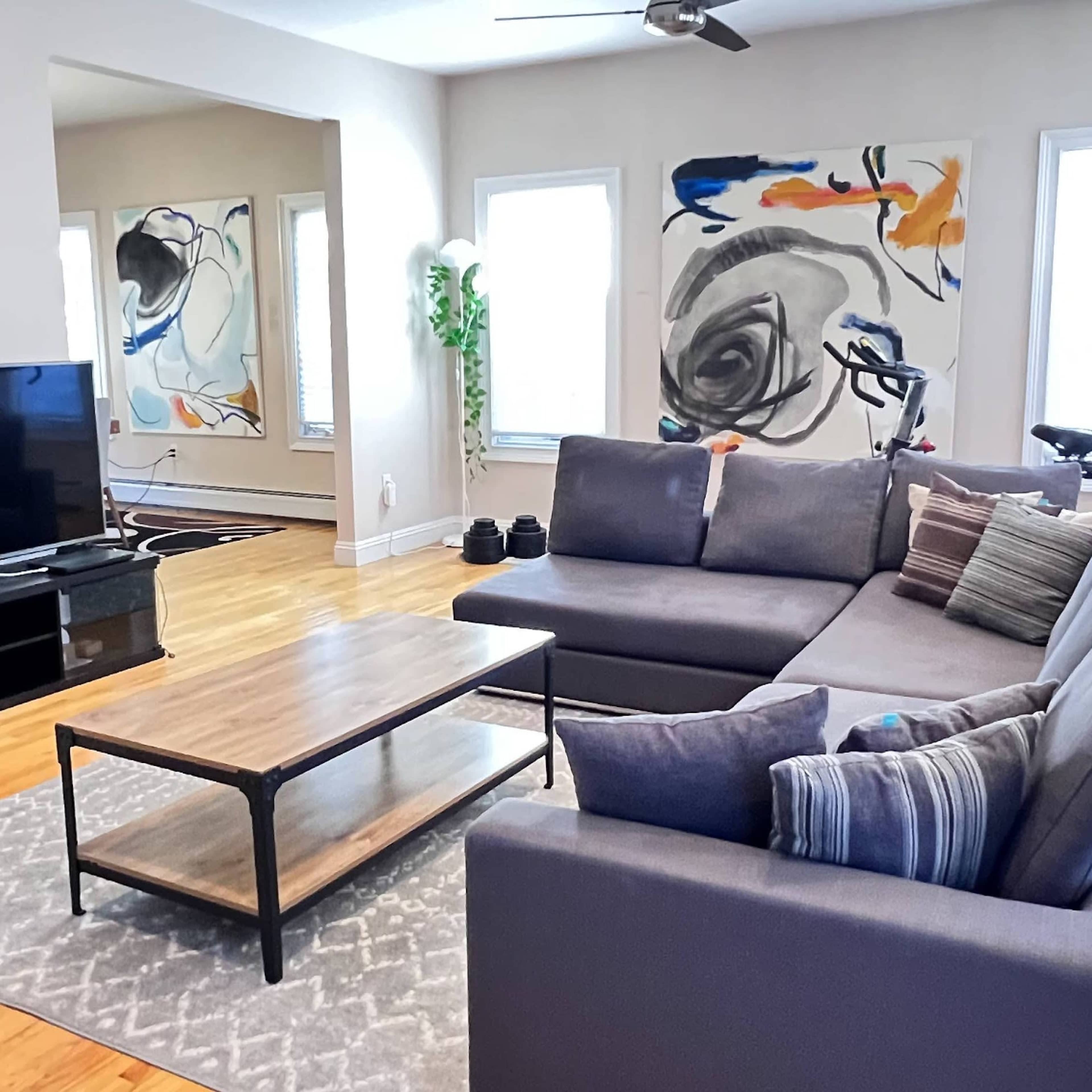 Modern Suburban Retreat with Art and Garden View Image in Ridgefield, Ridgefield, NJ