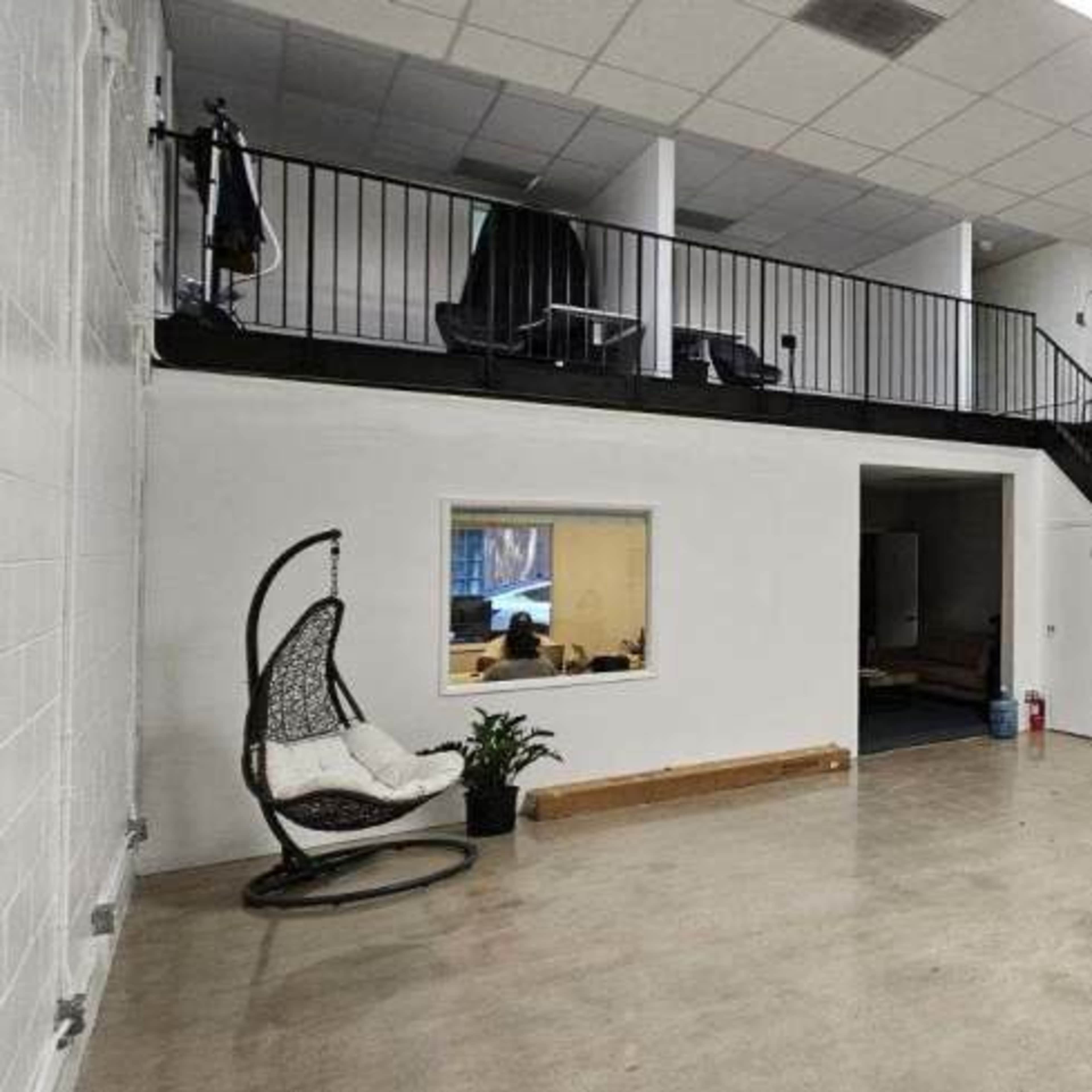 UPSCALE AND CENTRAL STUDIO SPACE FOR VIDEOGRAPHY, FILM, PHOTO, EVENTS, PODCASTS, REHEARSALS, SCREENINGS, CONFERENCE ROOM AND MORE! Image in Burbank, Burbank, CA