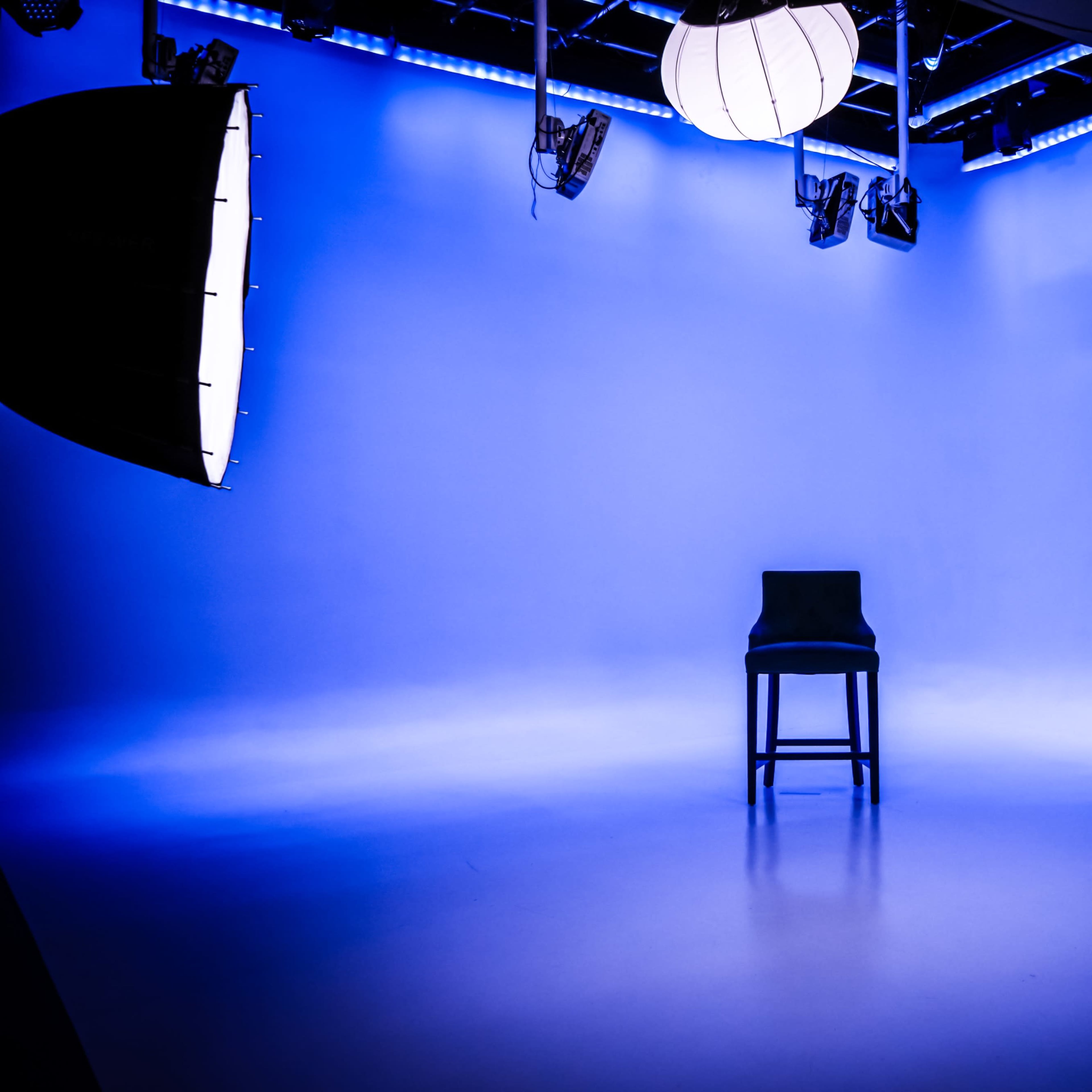 Luxury Cyc Wall Photography - Studio with  FREE LIGHTING/EQUIPMENT! (AC & Heater Available!) Image in Palm Desert, Palm Desert, CA