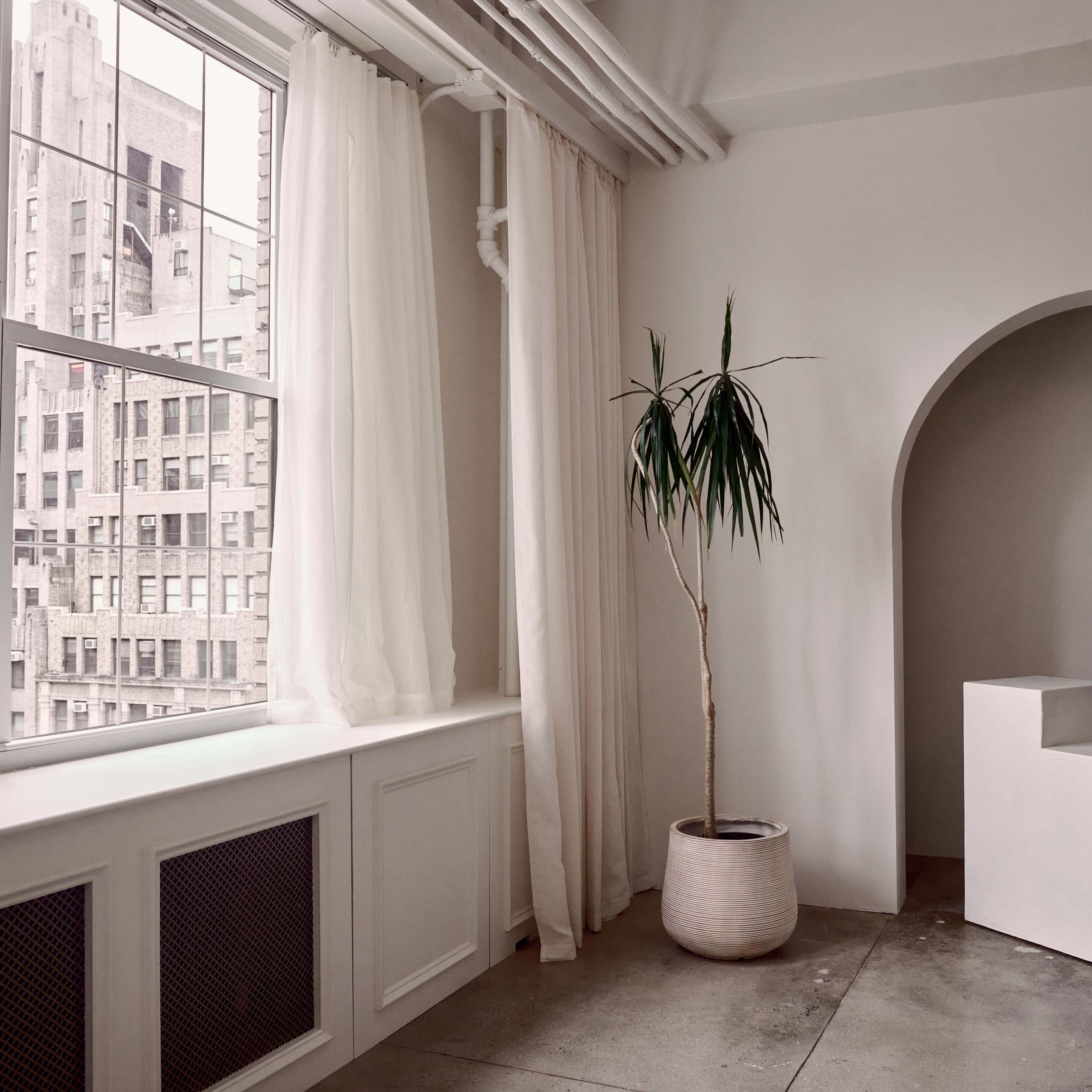 Ultra Chic Manhattan Portrait Studio with Mini-Cyclorama Image in Midtown Manhattan, New York, NY
