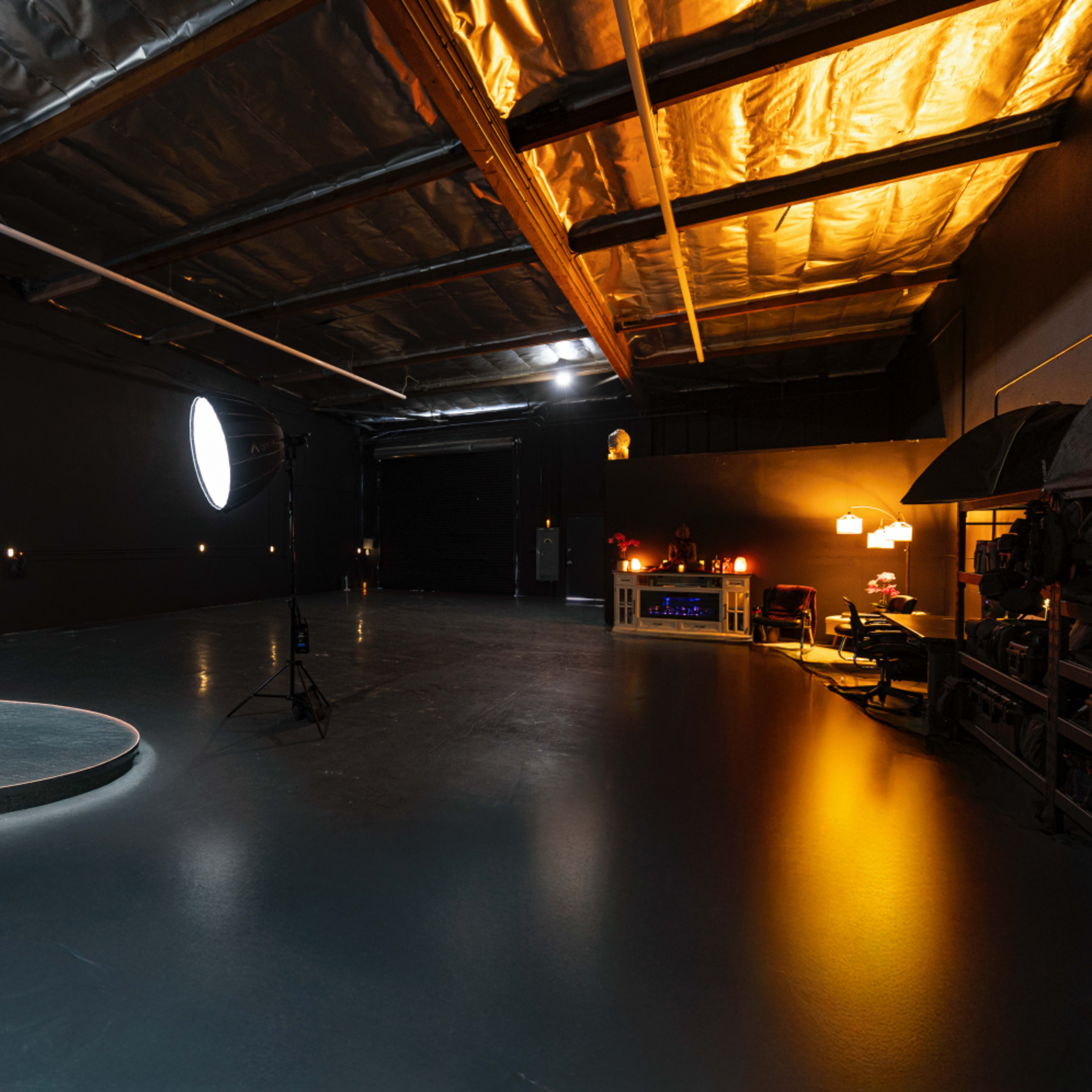 Westlake Full Production Studio with Rollup Door Image in Thousand Oaks, Westlake Village, CA