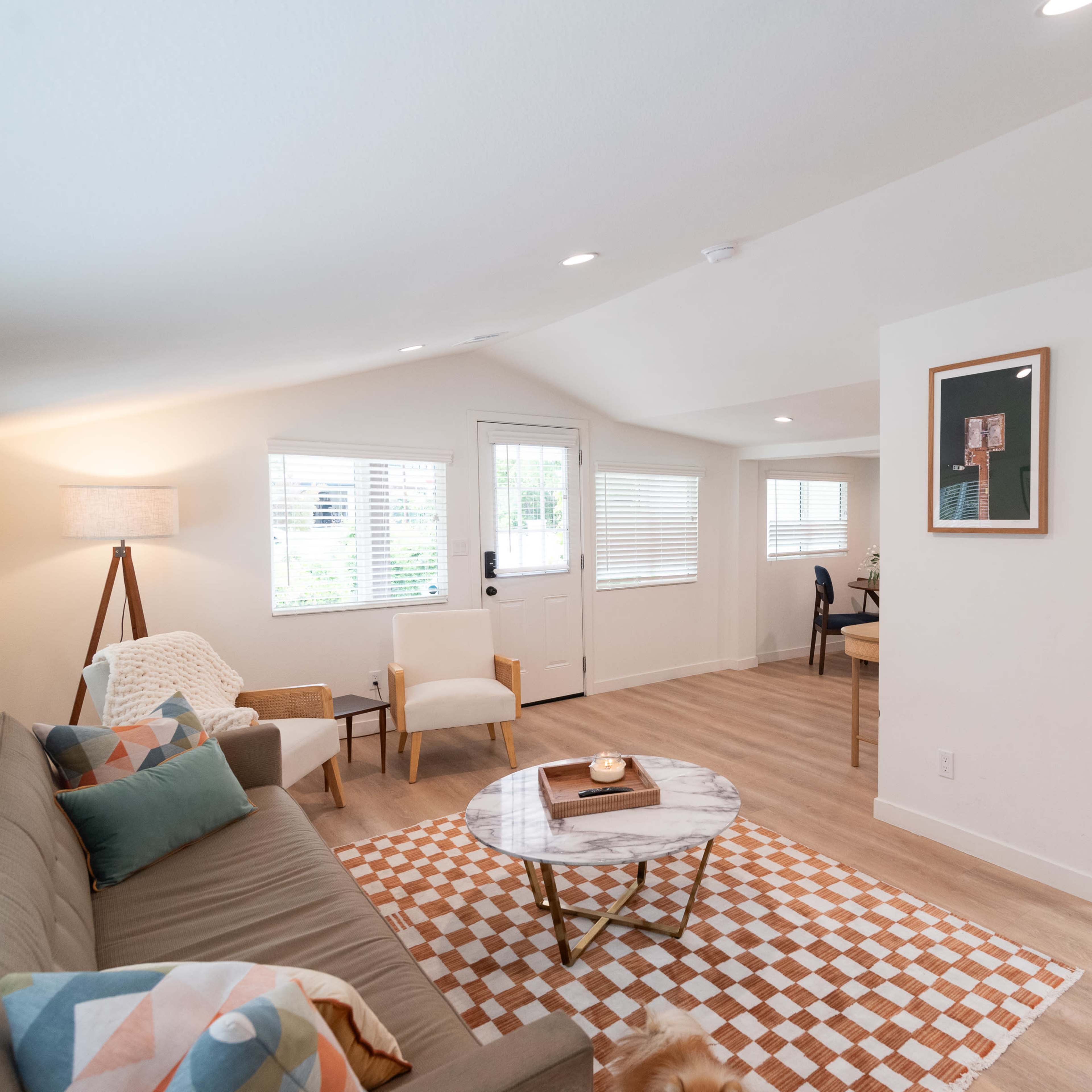 Chic Residential Space with Natural Light in Thousand Oaks Image in Thousand Oaks, Thousand Oaks, CA