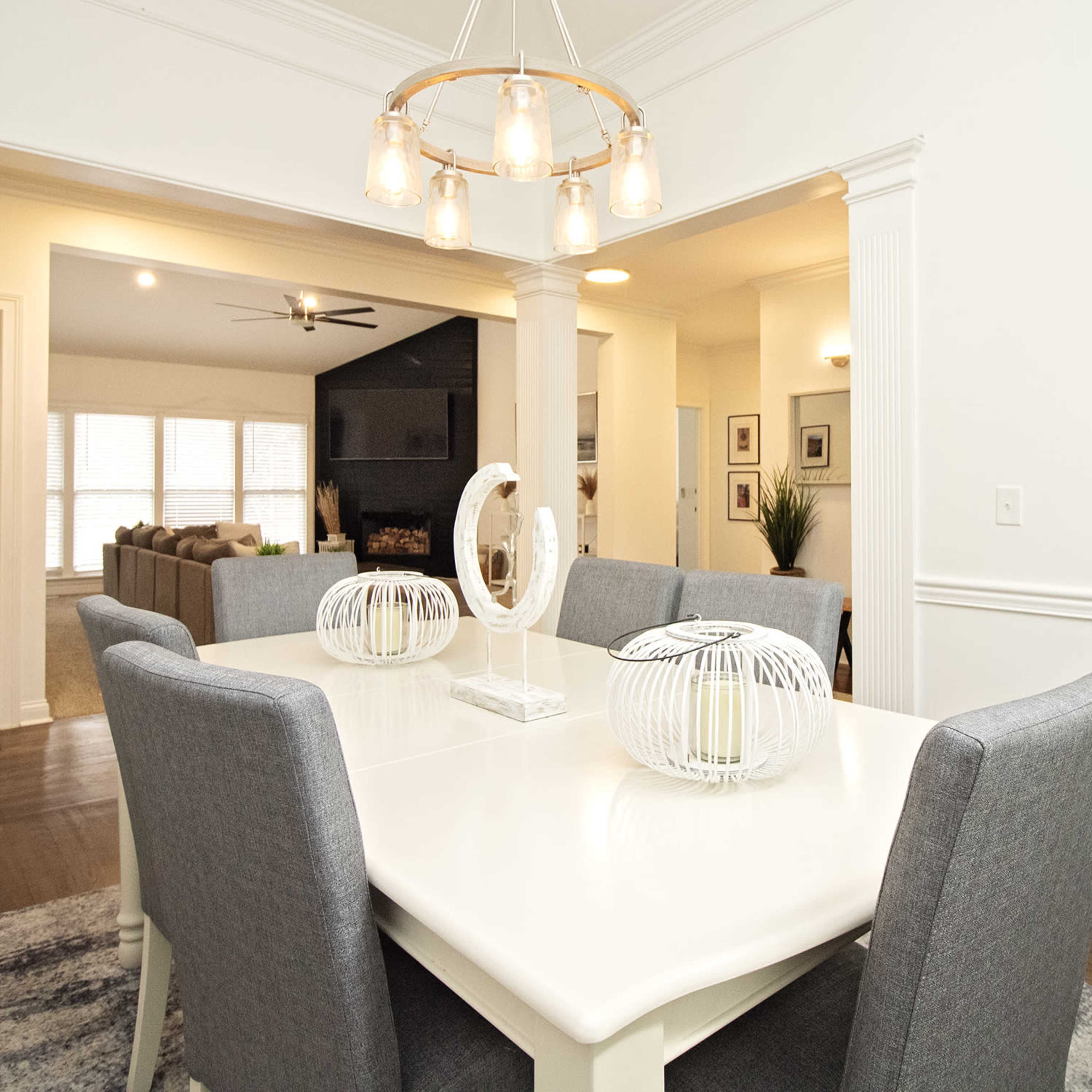 Spacious 6-Bedroom Lakeside Retreat with Stunning Views and Ample Outdoor Space Image in Hendersonville, Hendersonville, TN