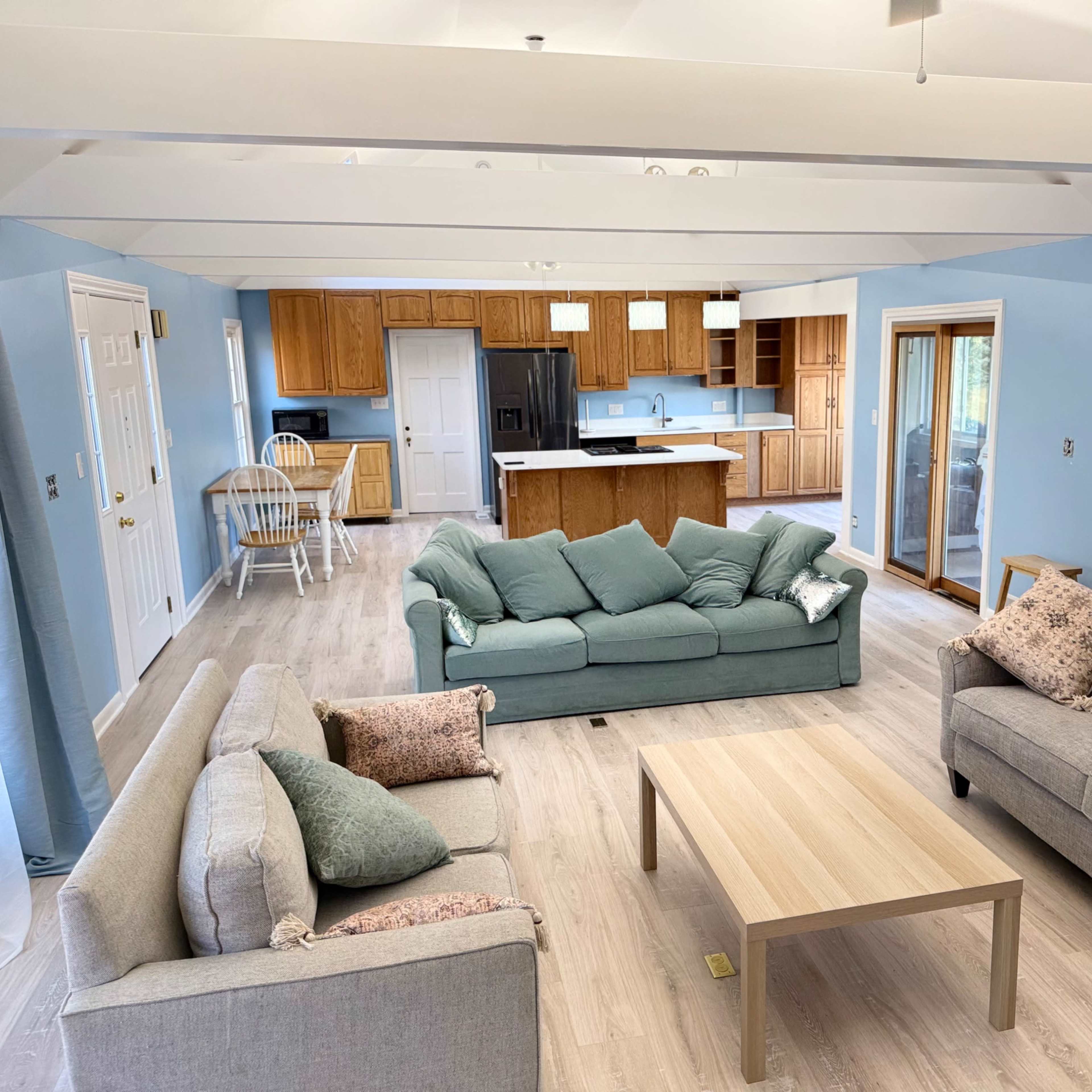 Bright and Spacious Lounge with Cozy Ambiance Image in National Harbor, Oxon Hill, MD