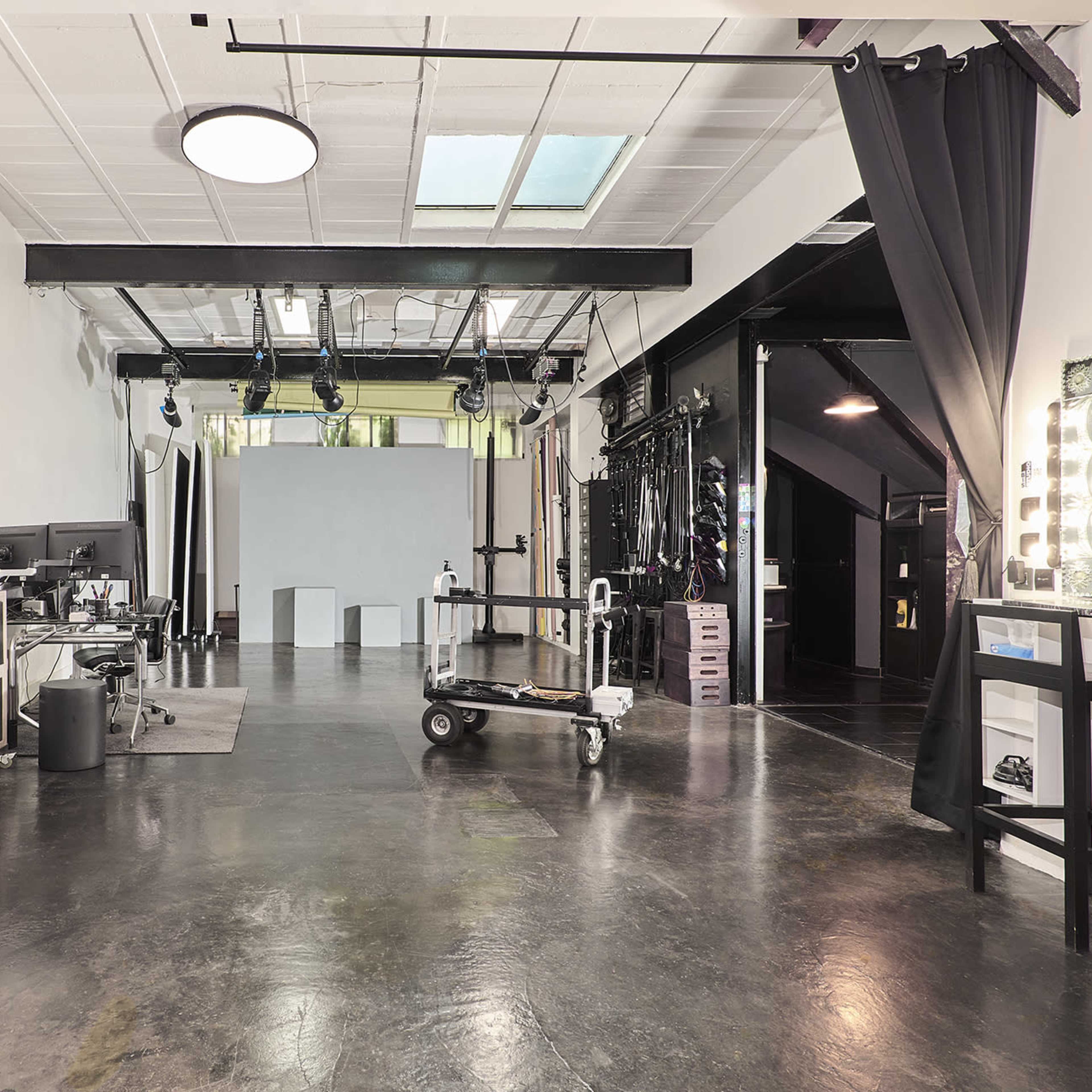 Grand studio photo bien organisé proche de Paris avec matériel inclus Image dans , Ivry-sur-Seine, Île-de-France