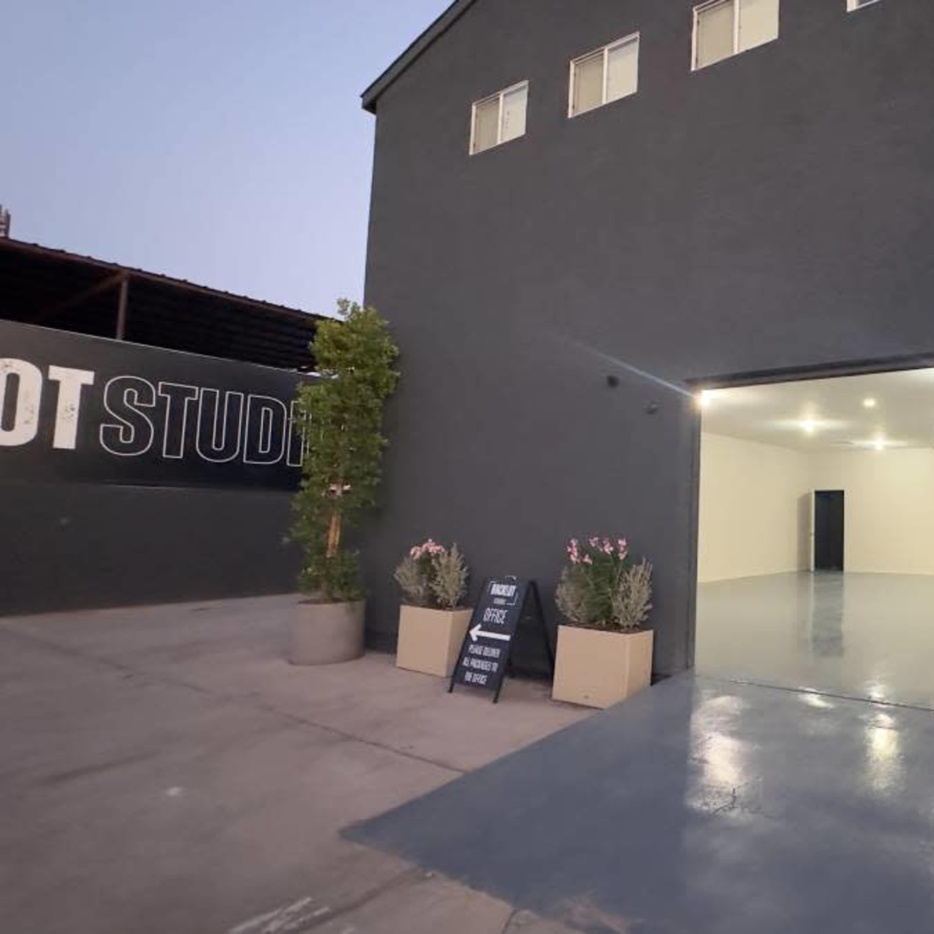 Urban Open Studio: Industrial Heart of Phoenix - Ideal for Photography, Videography, Events, Seminars, and Work Space Image in Central City, Phoenix, AZ