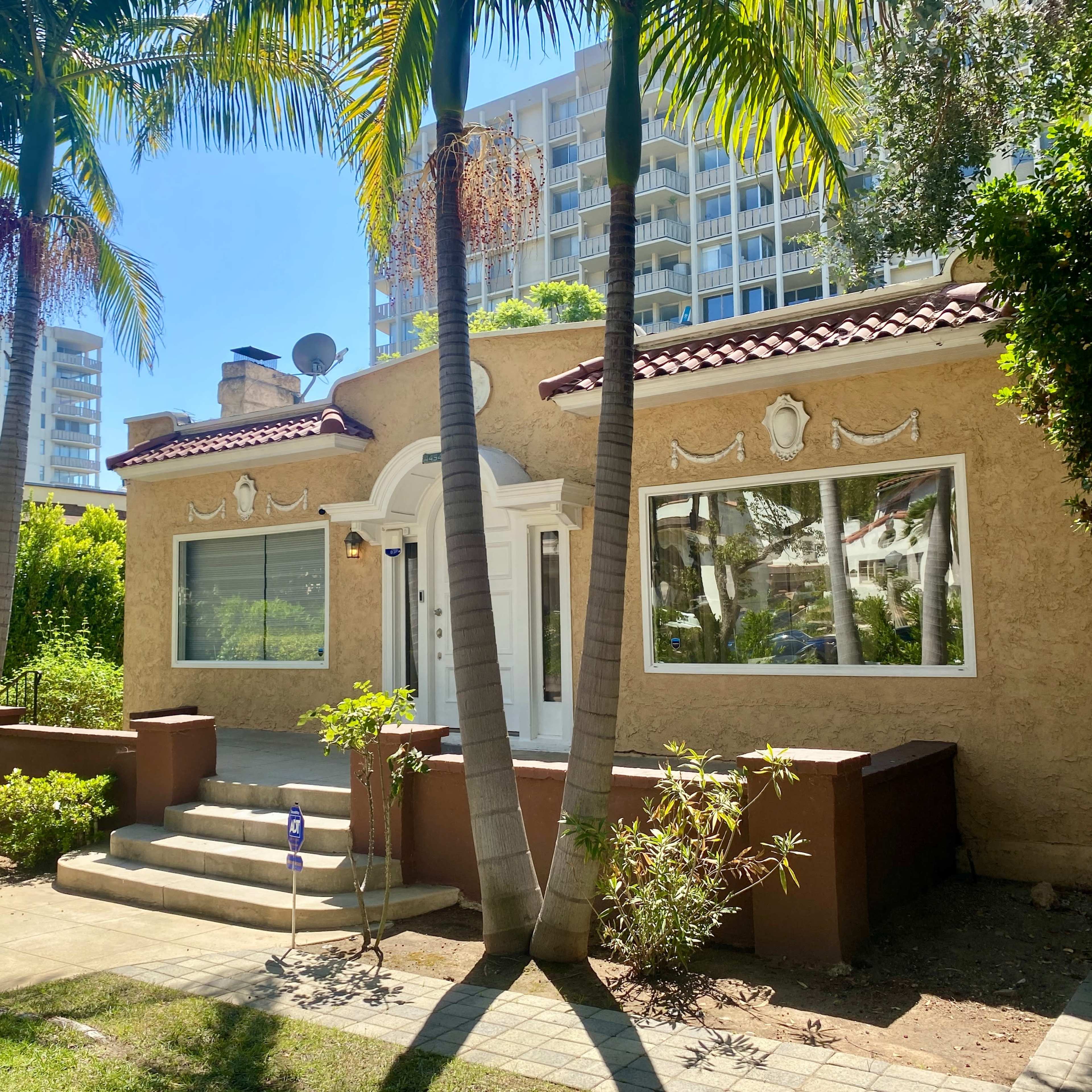 Modern 5-Bedroom Home with Spacious Backyard Image in Los Feliz, Los Angeles, CA