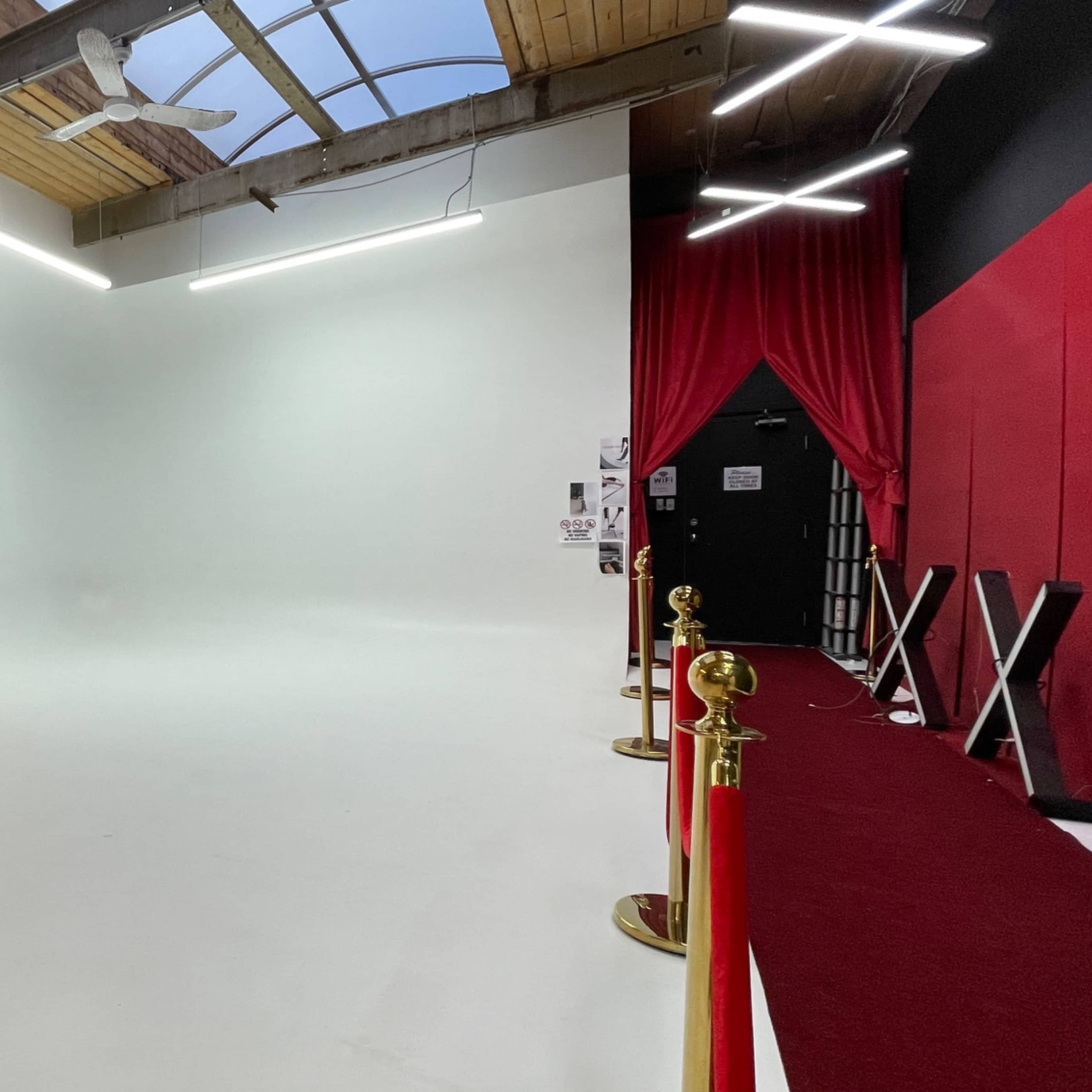 Natural light  hollywood themed Cyclorama Studio Image in Weston-Pelham Park, Toronto, ON