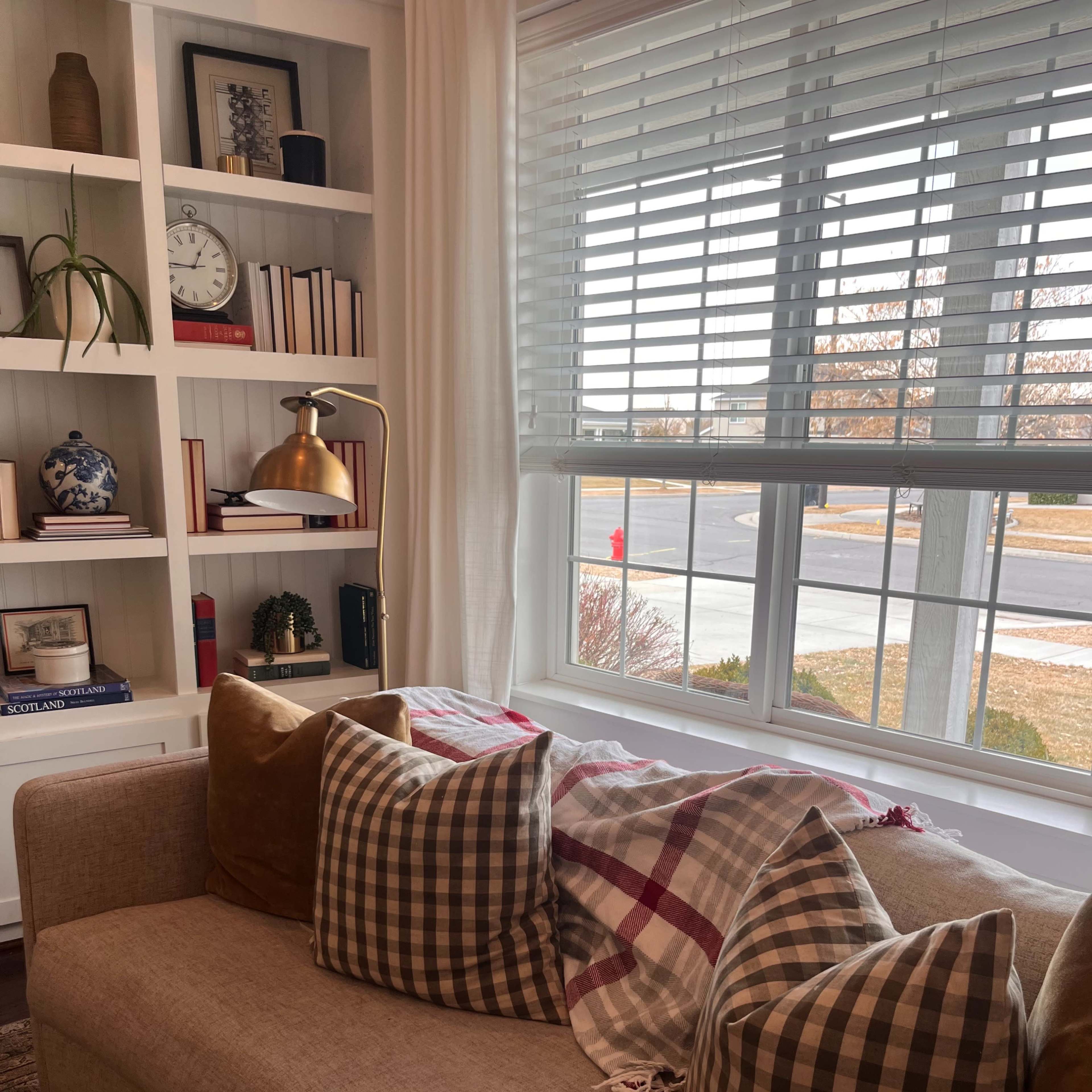 Suburban home (2500 sq ft), located on a quiet street with mountain views. Image in Springville, Springville, UT