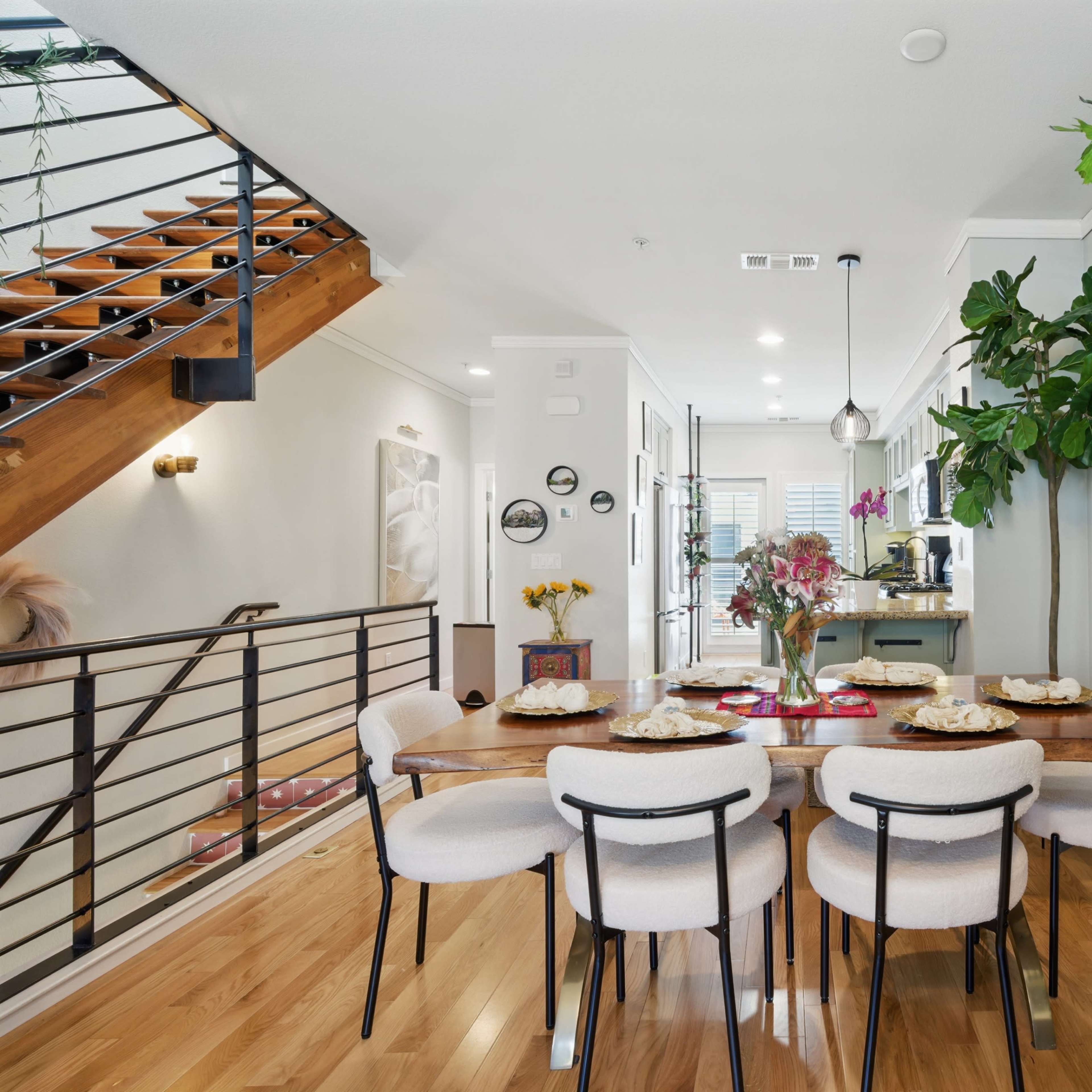 Luxurious Trilevel Condo in West Oakland | Spacious Living Area & Private Patio Image in West Oakland, Oakland, CA