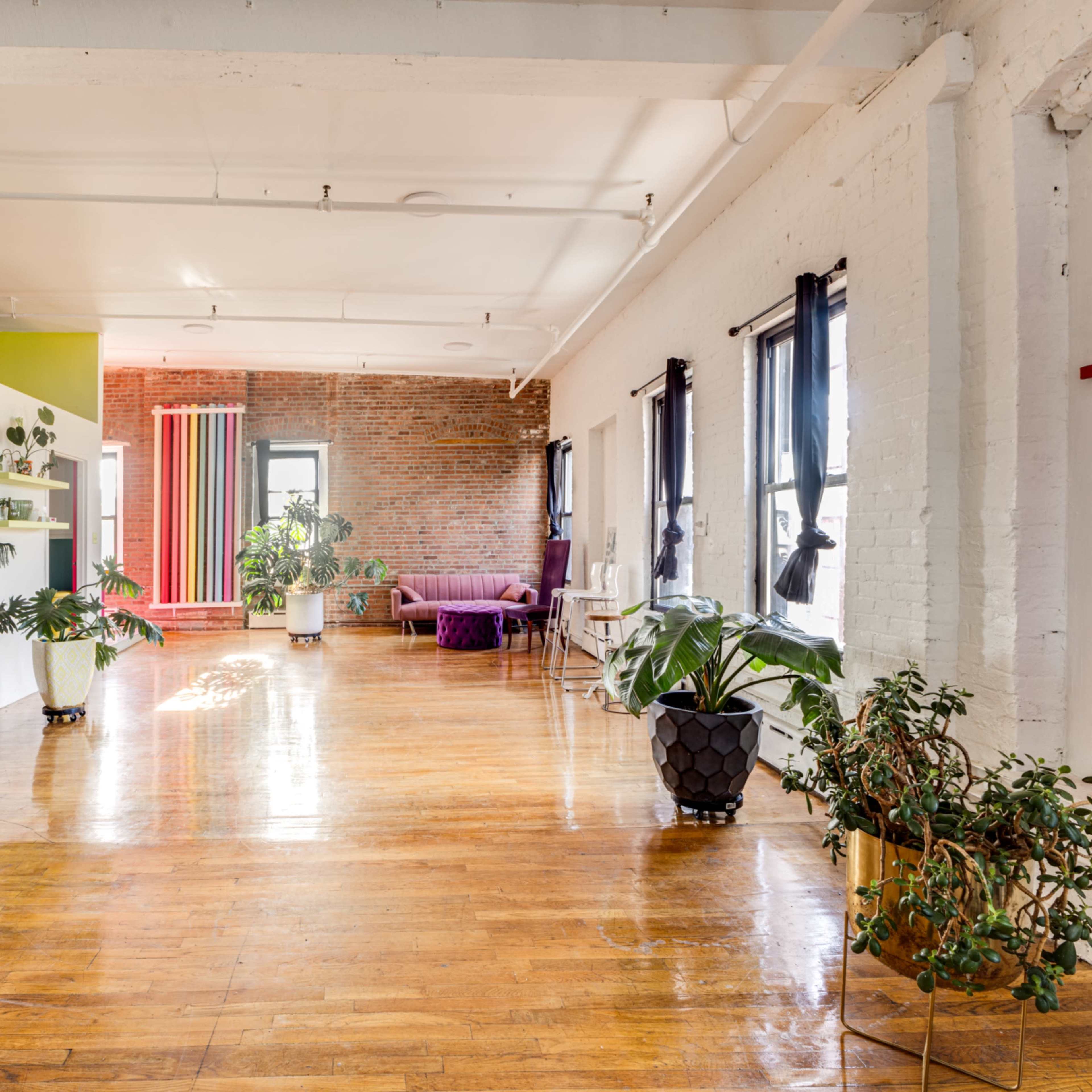 Okno: BRIGHT LIGHT Vintage Loft 🌵Kitchen + Bathroom🍃Urban Jungle🌿 Chairs+Tables Image in Bushwick, Brooklyn, NY