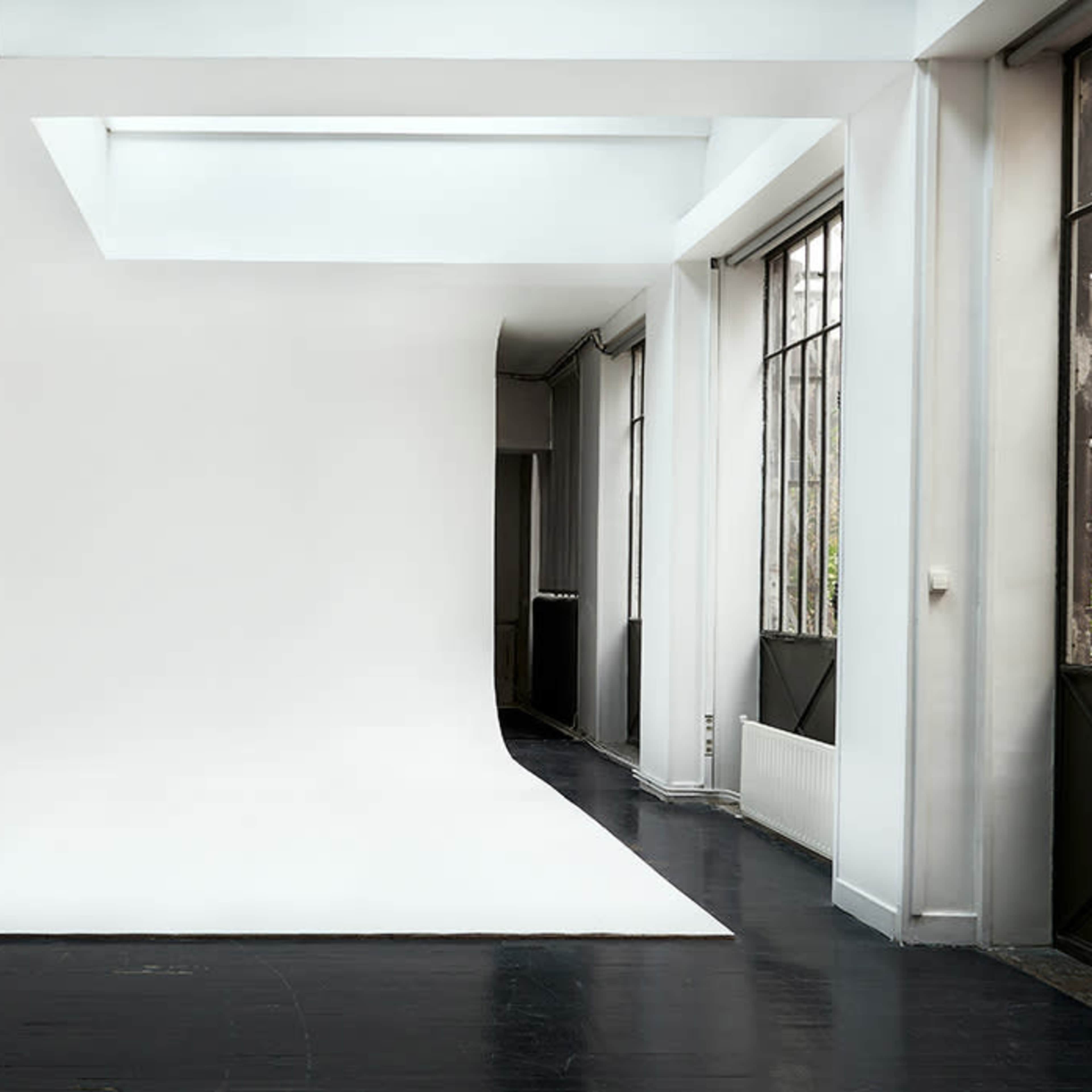 Studio photo avec Cyclorama à Paris proche du métro Nation Image dans Charonne, Paris, Île-de-France