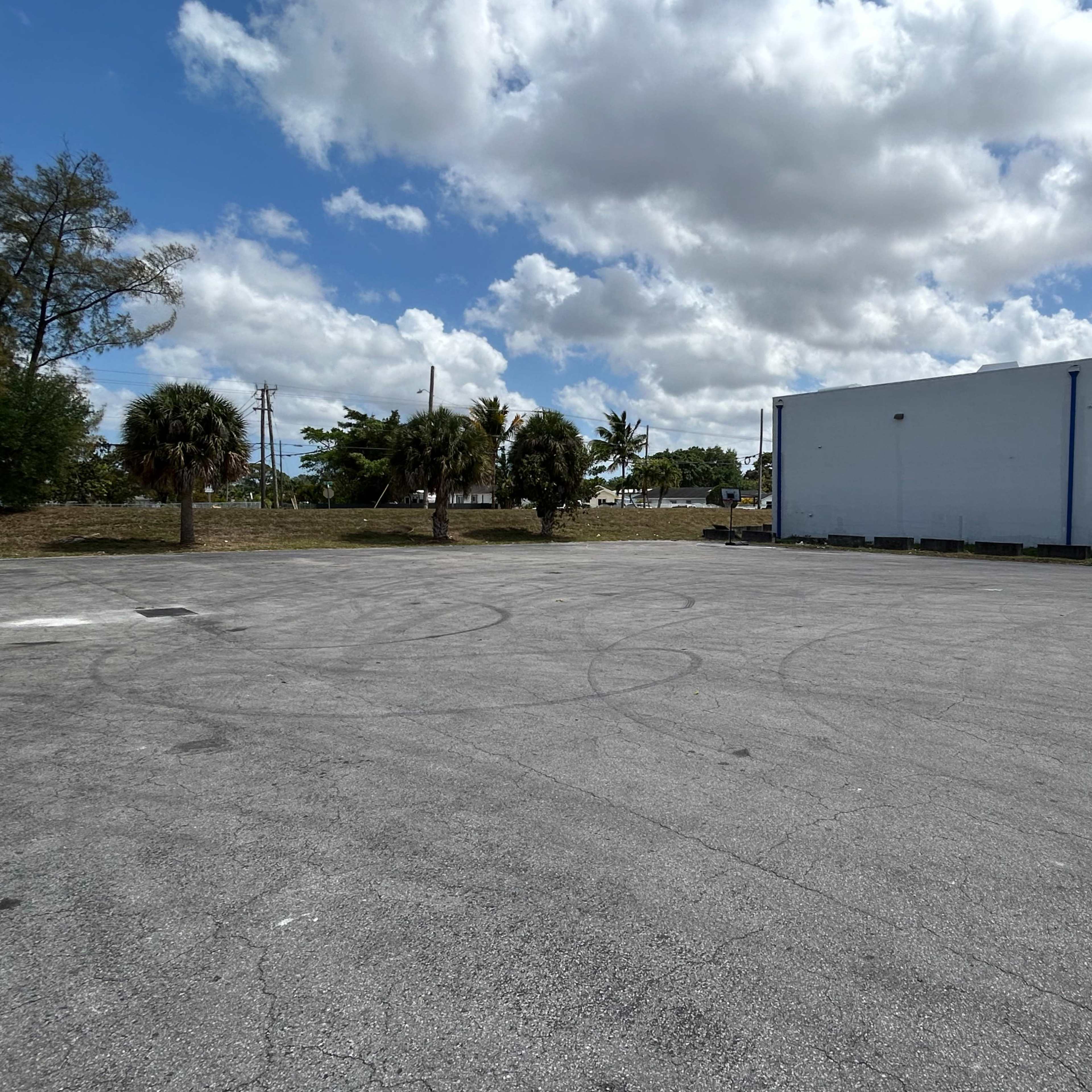 Large Parking Lot with Support Rooms Image in Miami Gardens, Miami Gardens, FL