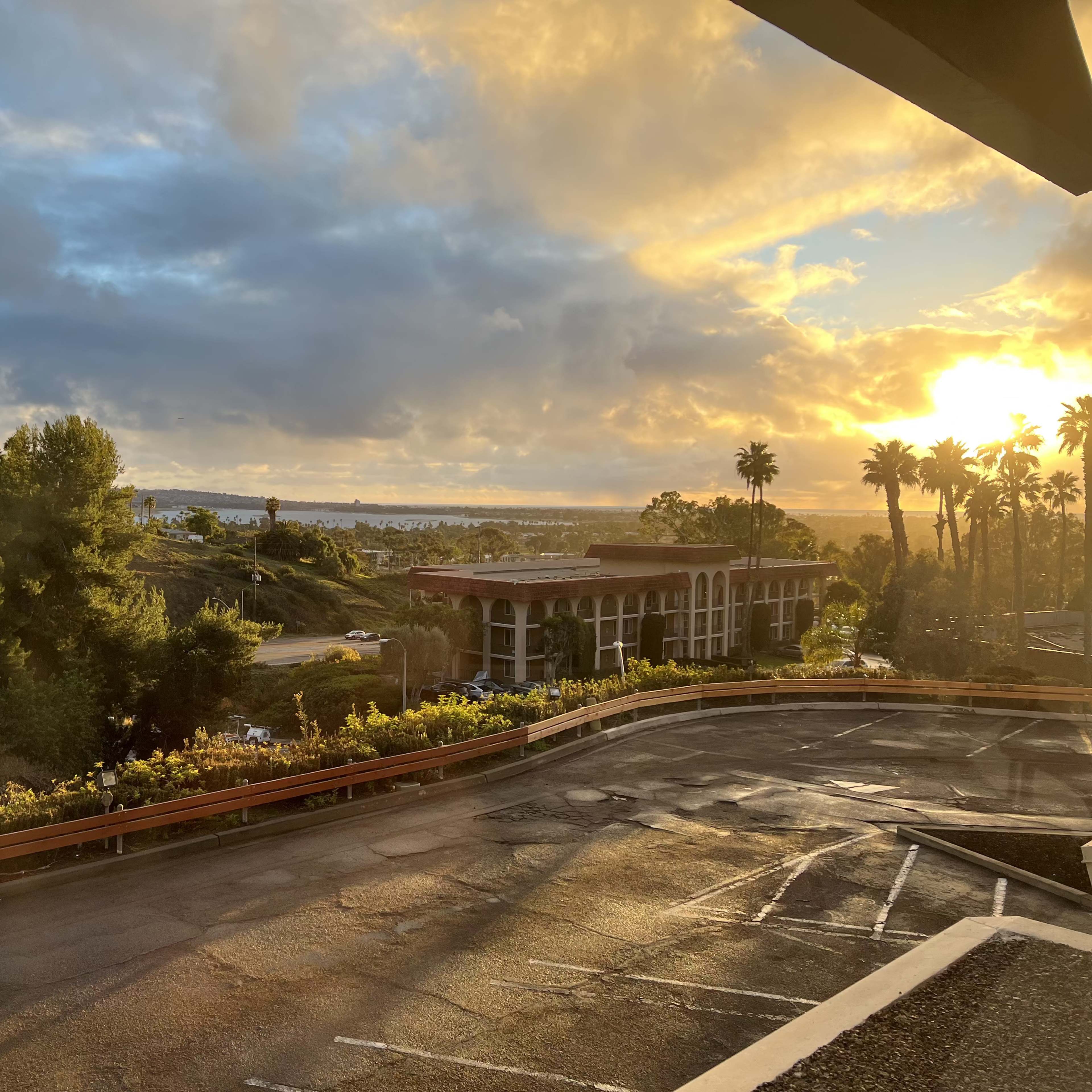 Hillside Daylight Studio with Bay and Ocean View Image in Clairemont, San Diego, CA