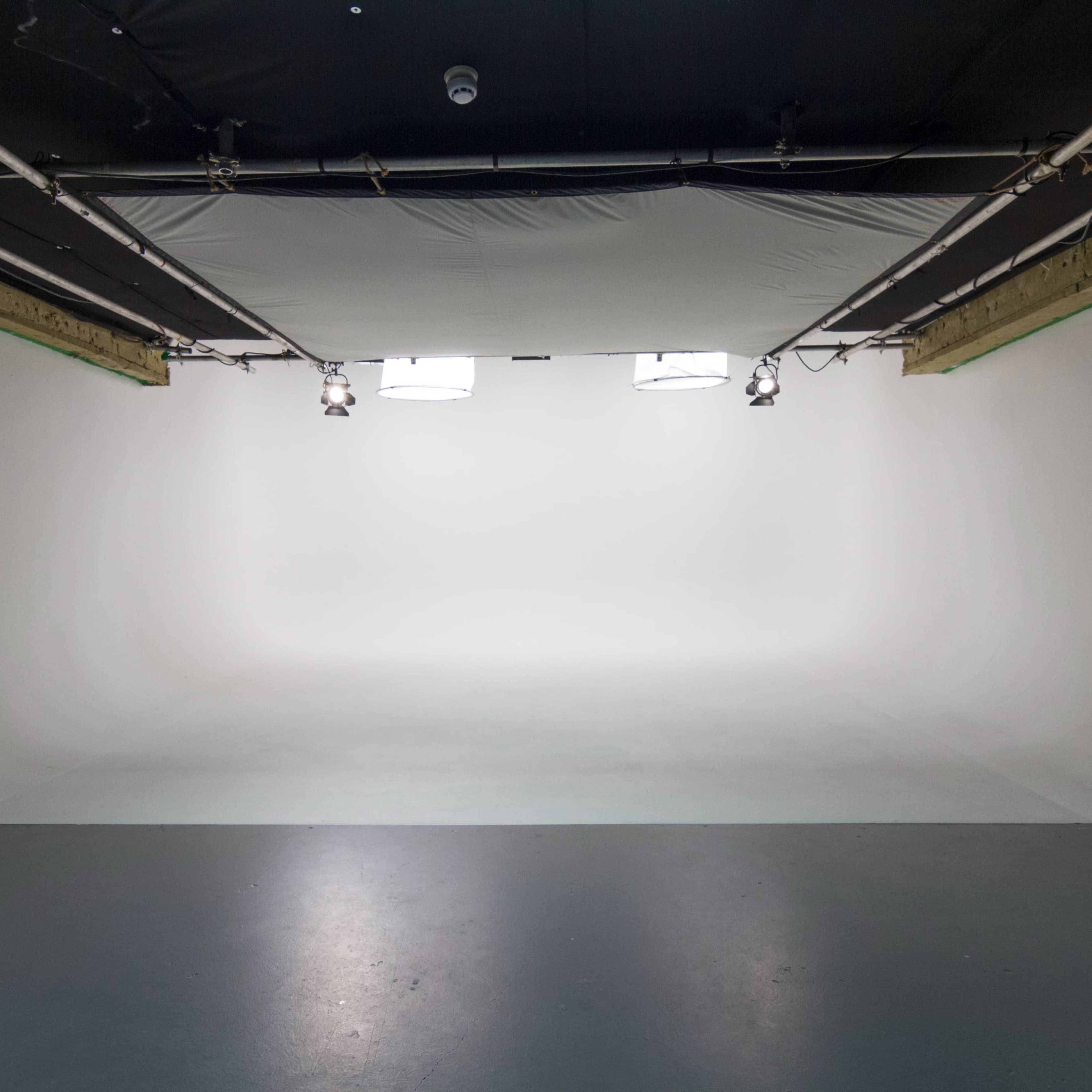 White Cove Photography / Filming Studio - Lighting included Image in Lambeth, London, England