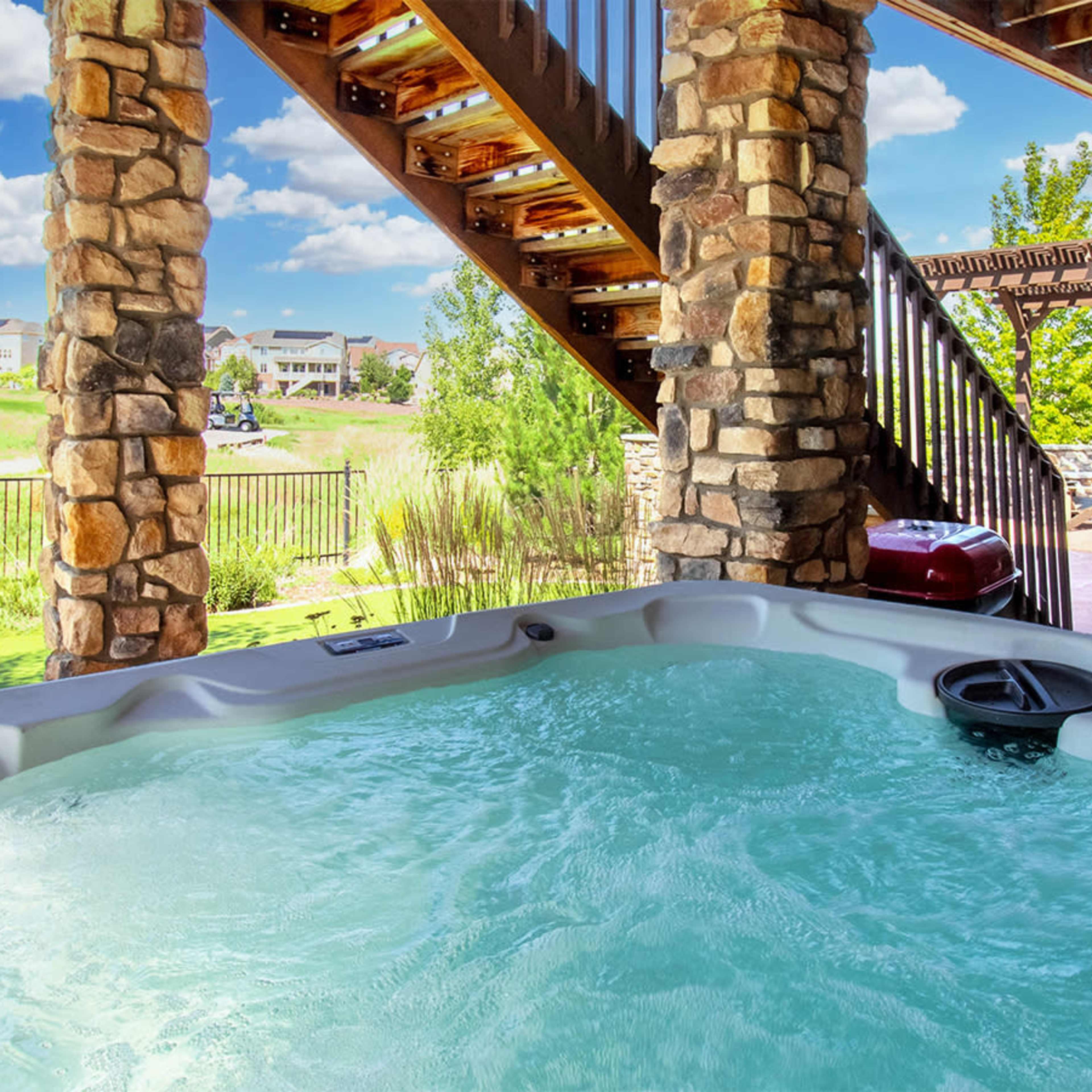 Sunset Casa: Mini-Golf Hot Tub Fit pit on Golf Course Lake Views Image in Aurora, Aurora, CO