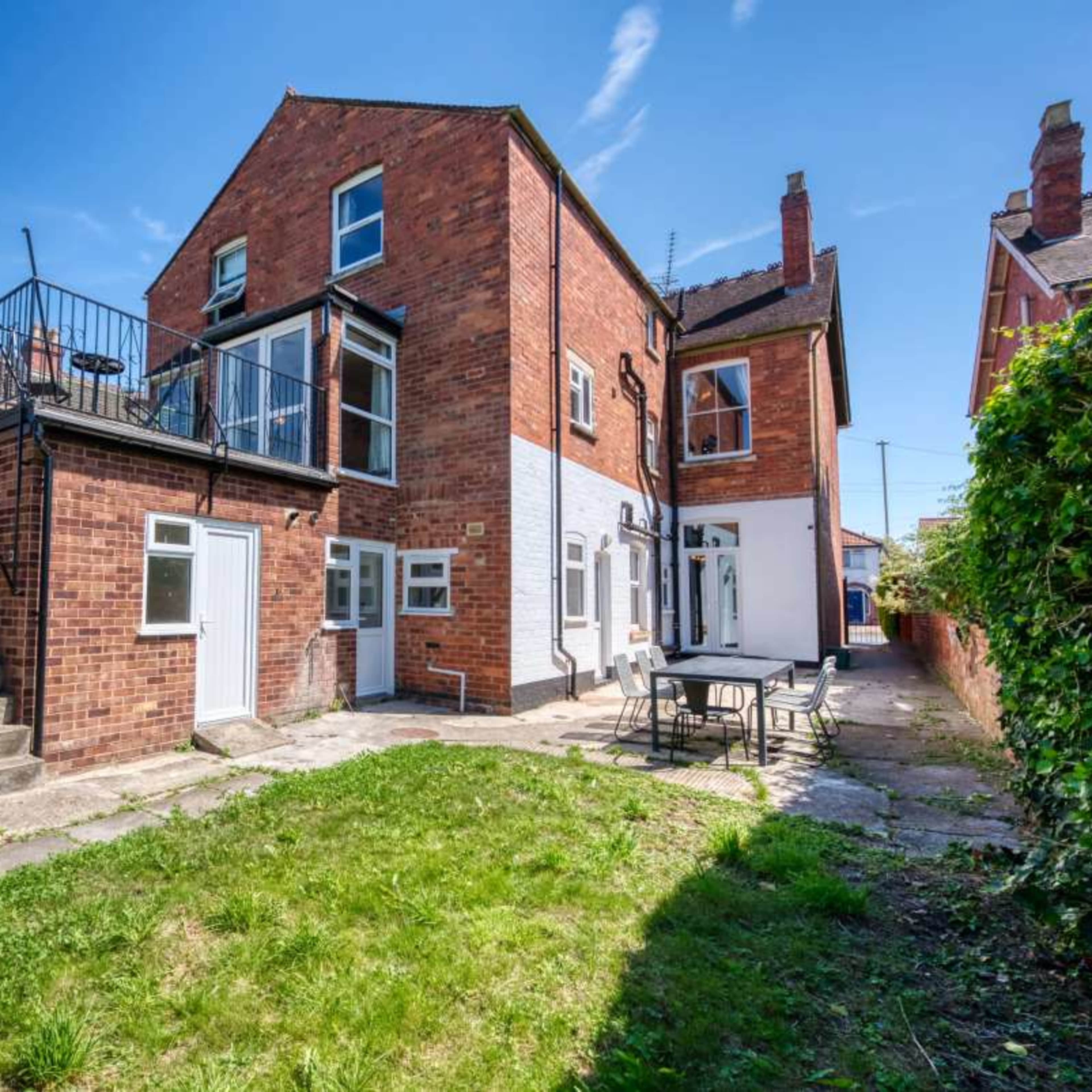 Podsmead Road 5-BR Luxurious Manor with Game Room, Sleeps 12 Image in Gloucester, Gloucester, England