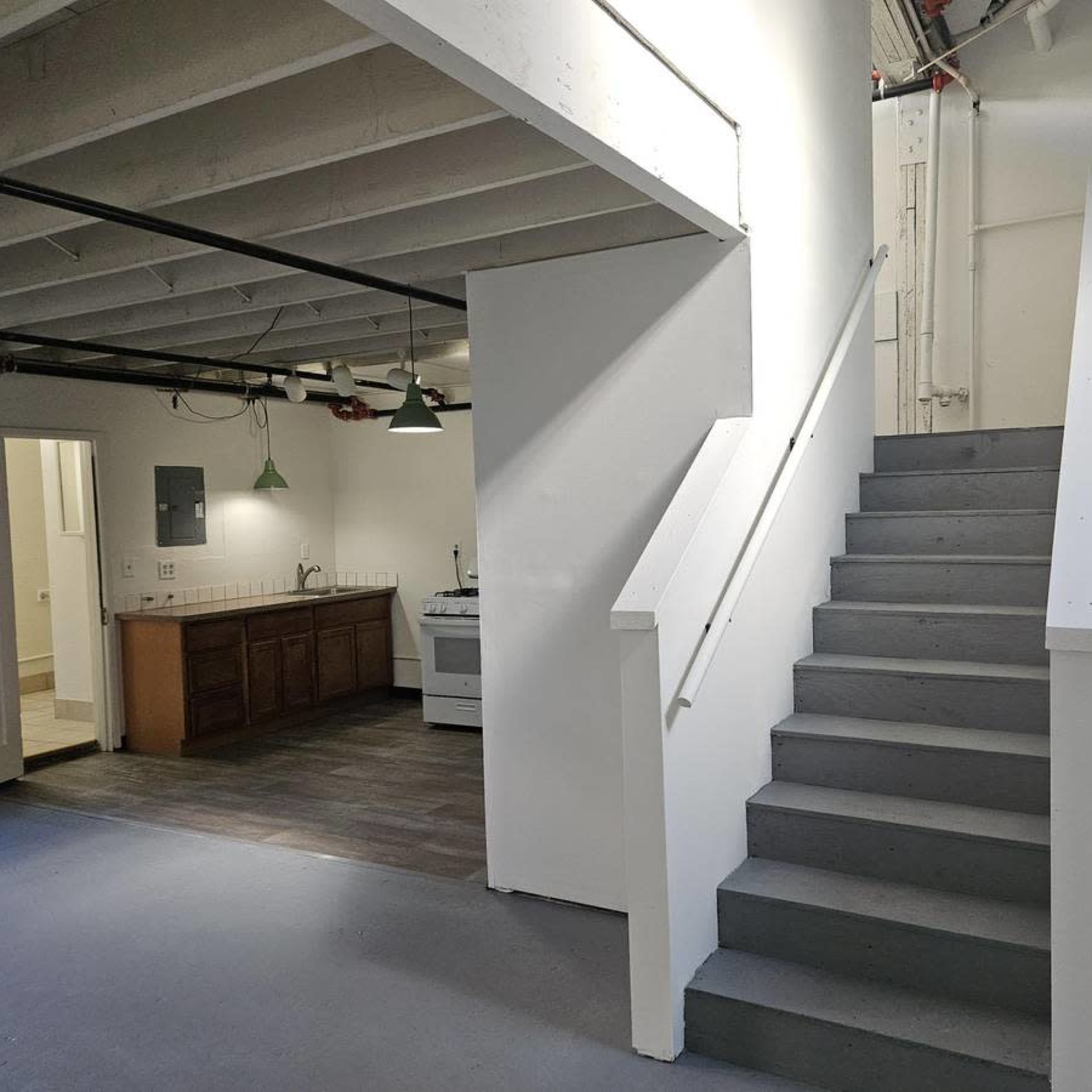 Urban loft with Natural Light Image in Coliseum Industrial, Oakland, CA