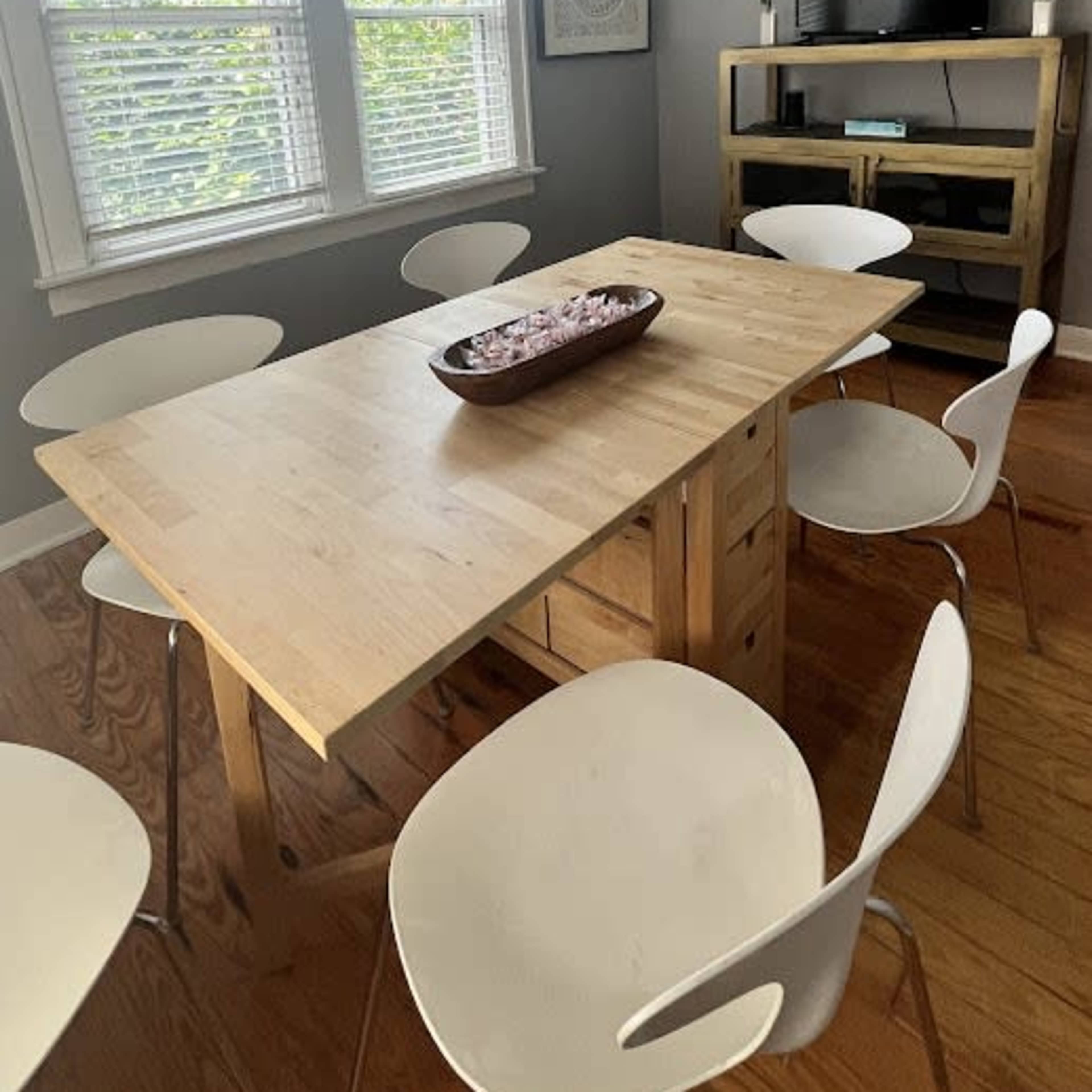 EOS HOUSE (FIRST FLOOR): The Soft Girl Content Space With Home Like Vibes, A Work Space, Podcast Space, Fitness Room, and Photography Space Image in Thornton Township, Homewood, IL