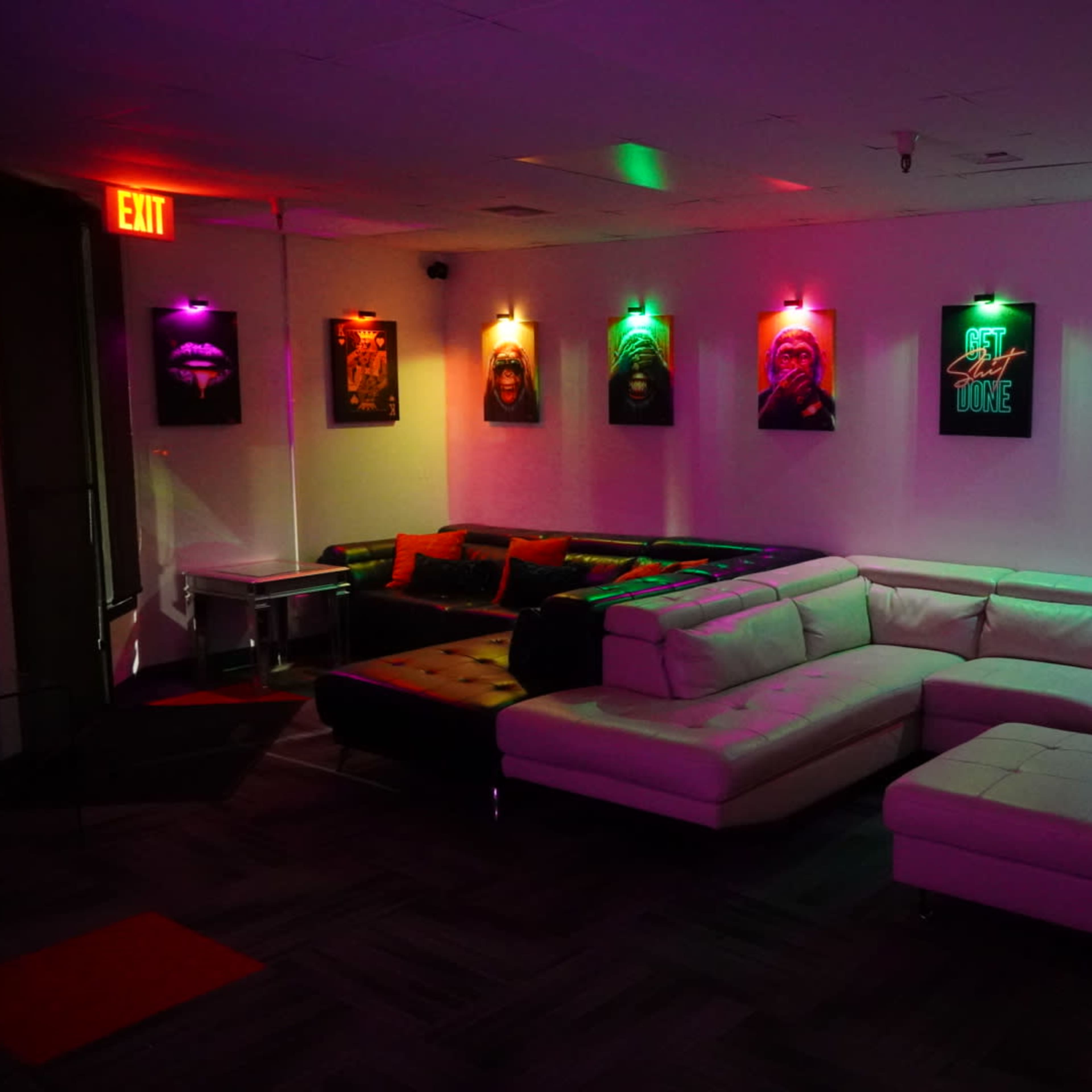Downtown Loungy Office Studio Image in Kent, Kent, WA