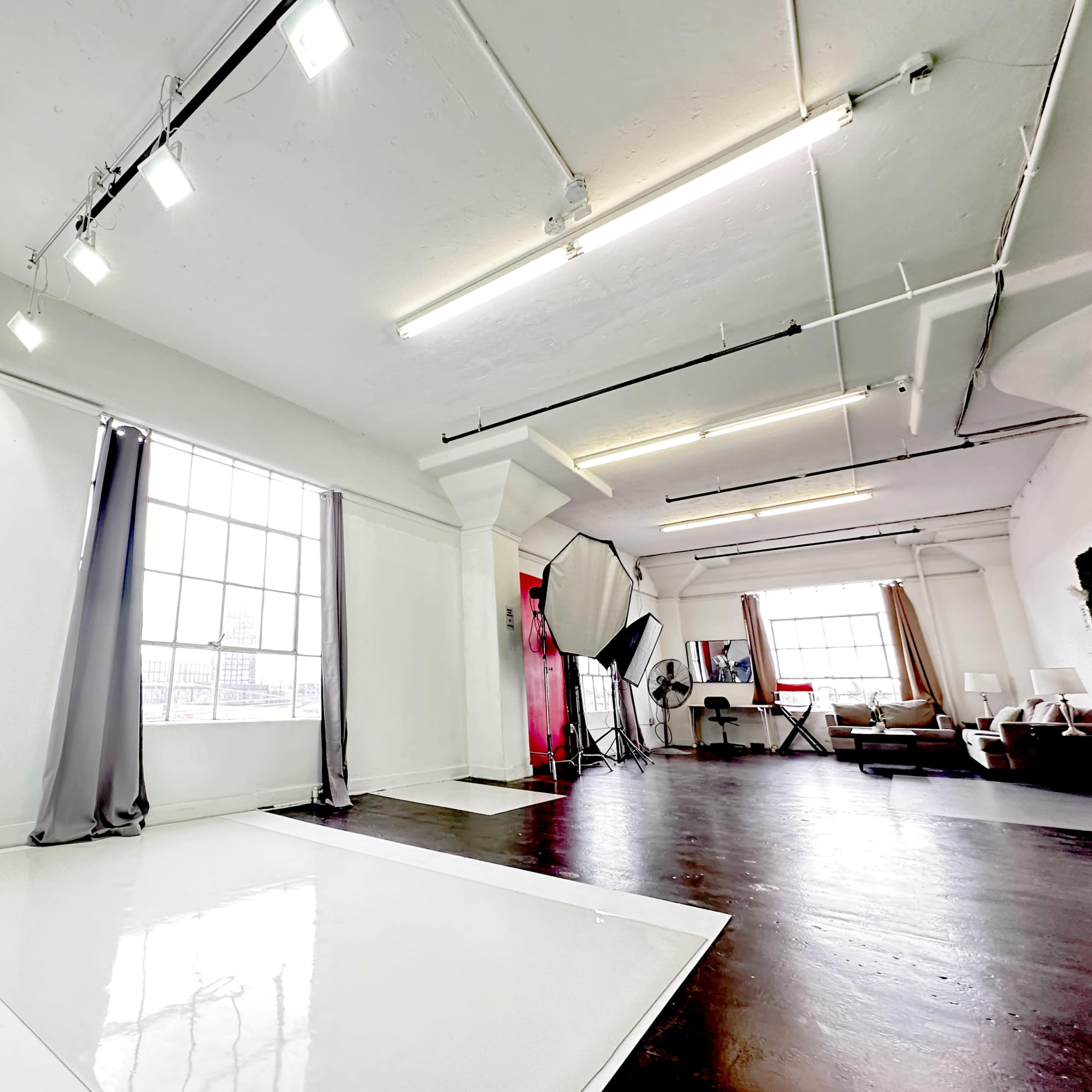 Beautiful Studio with Cyc Wall, Green Screen, Natural Light, Multiple Backgrounds and Free Lighting Gear Image in Central LA, Los Angeles, CA