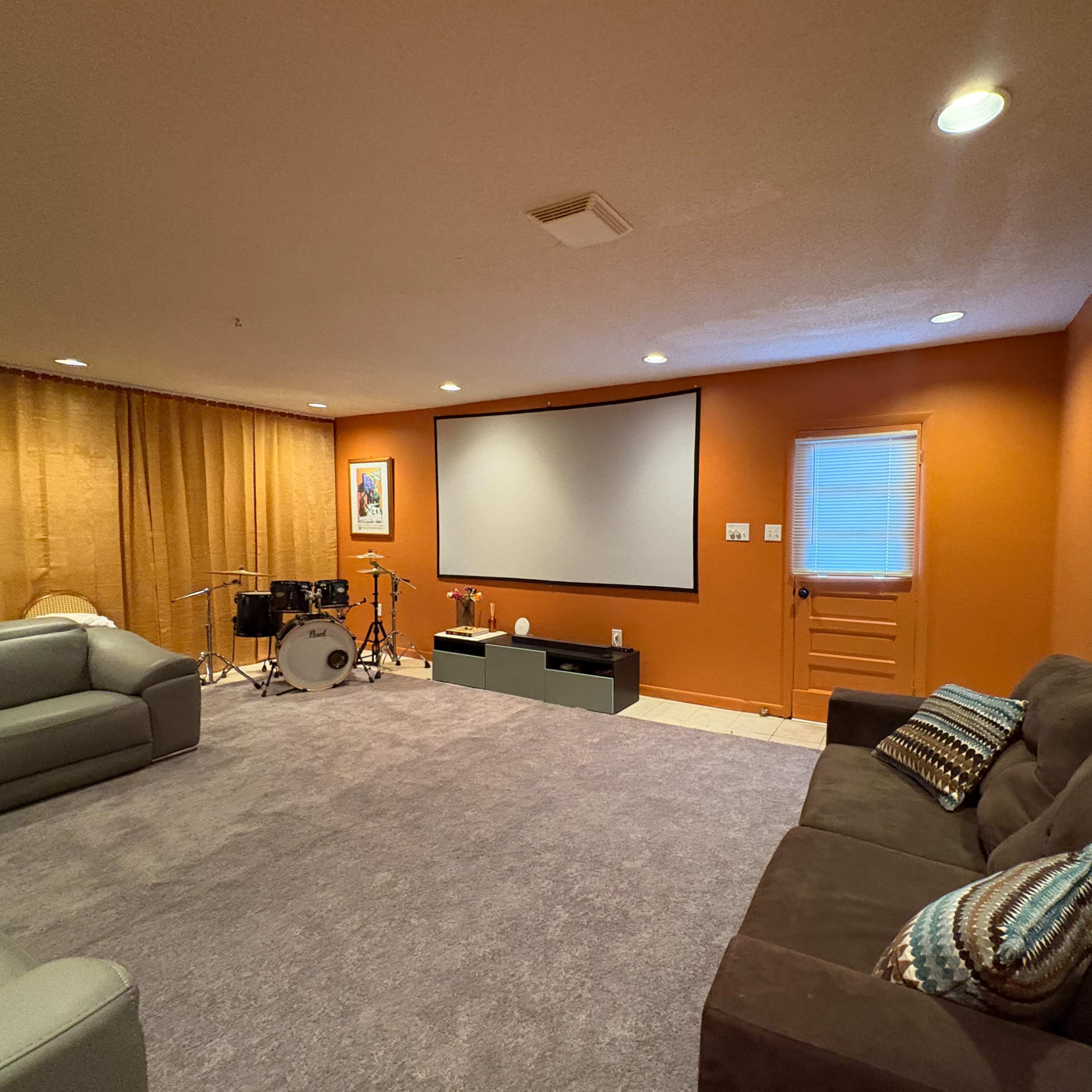 Cozy "Living Room" garage space Image in Wythe, Hampton, VA