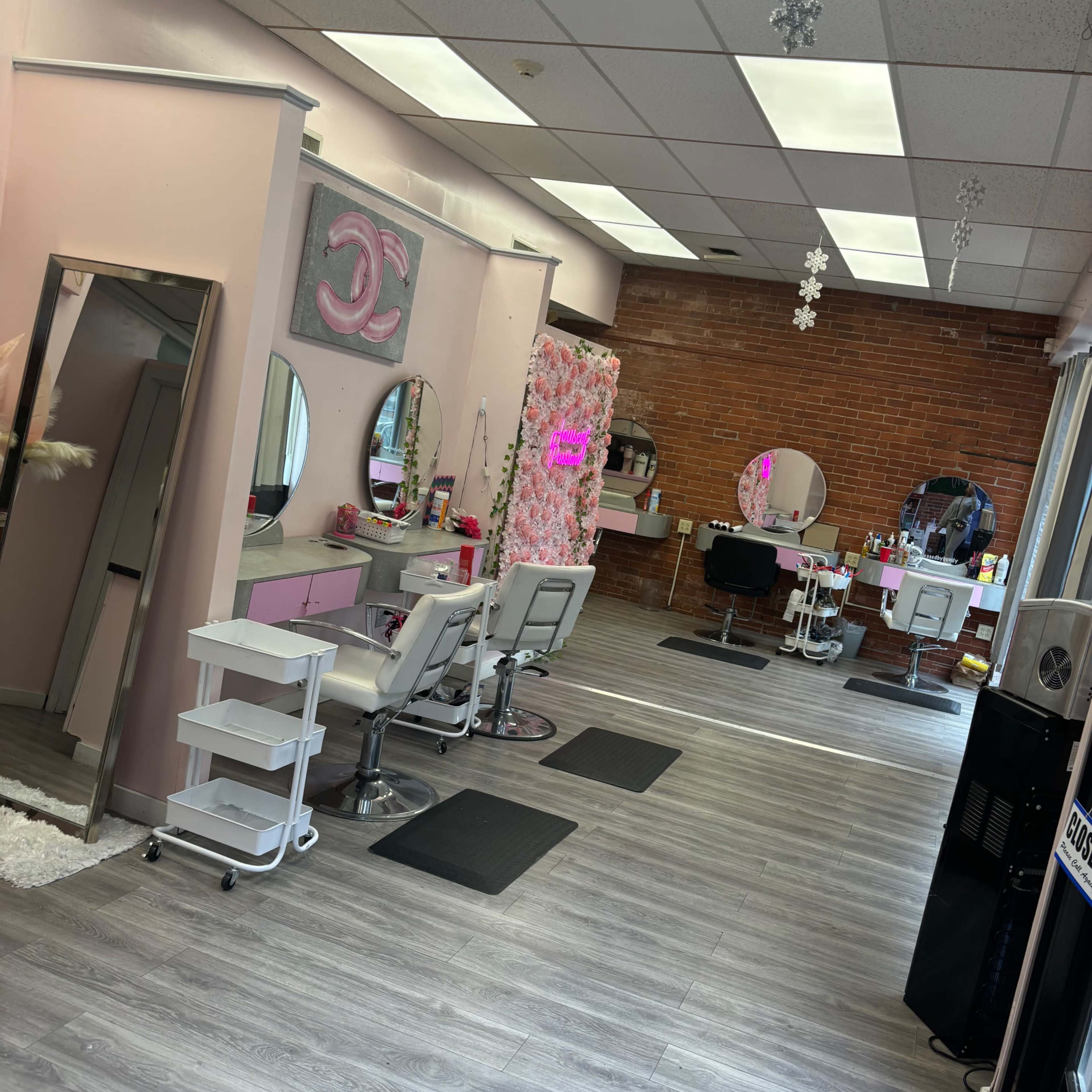 Downtown areas tons of small owned business surrounding the salon. Image in Waterbury, Waterbury, CT