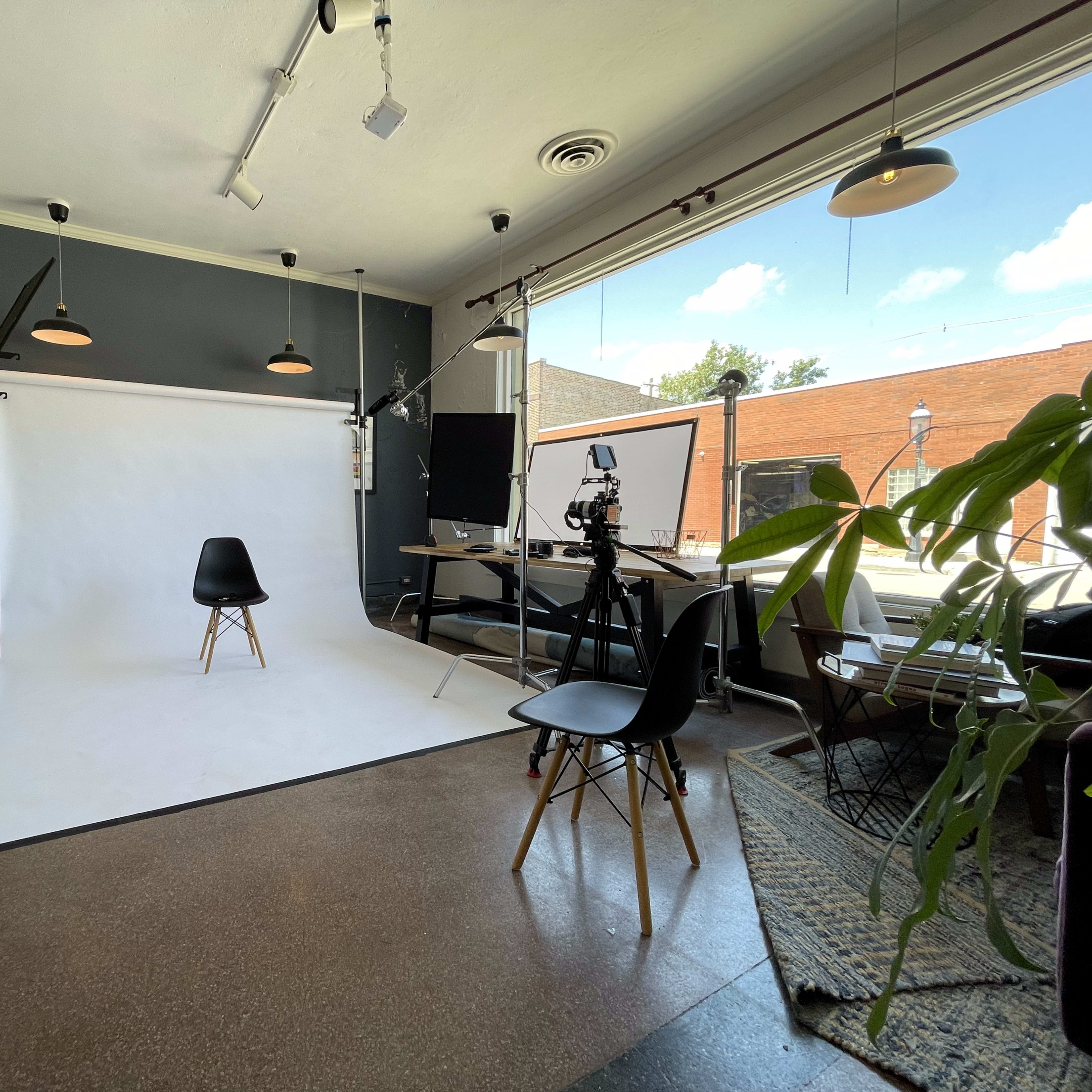 Art-Filled Creative Studio in Riverside - Inspire Your Creativity Image in Riverside Township, Riverside, IL