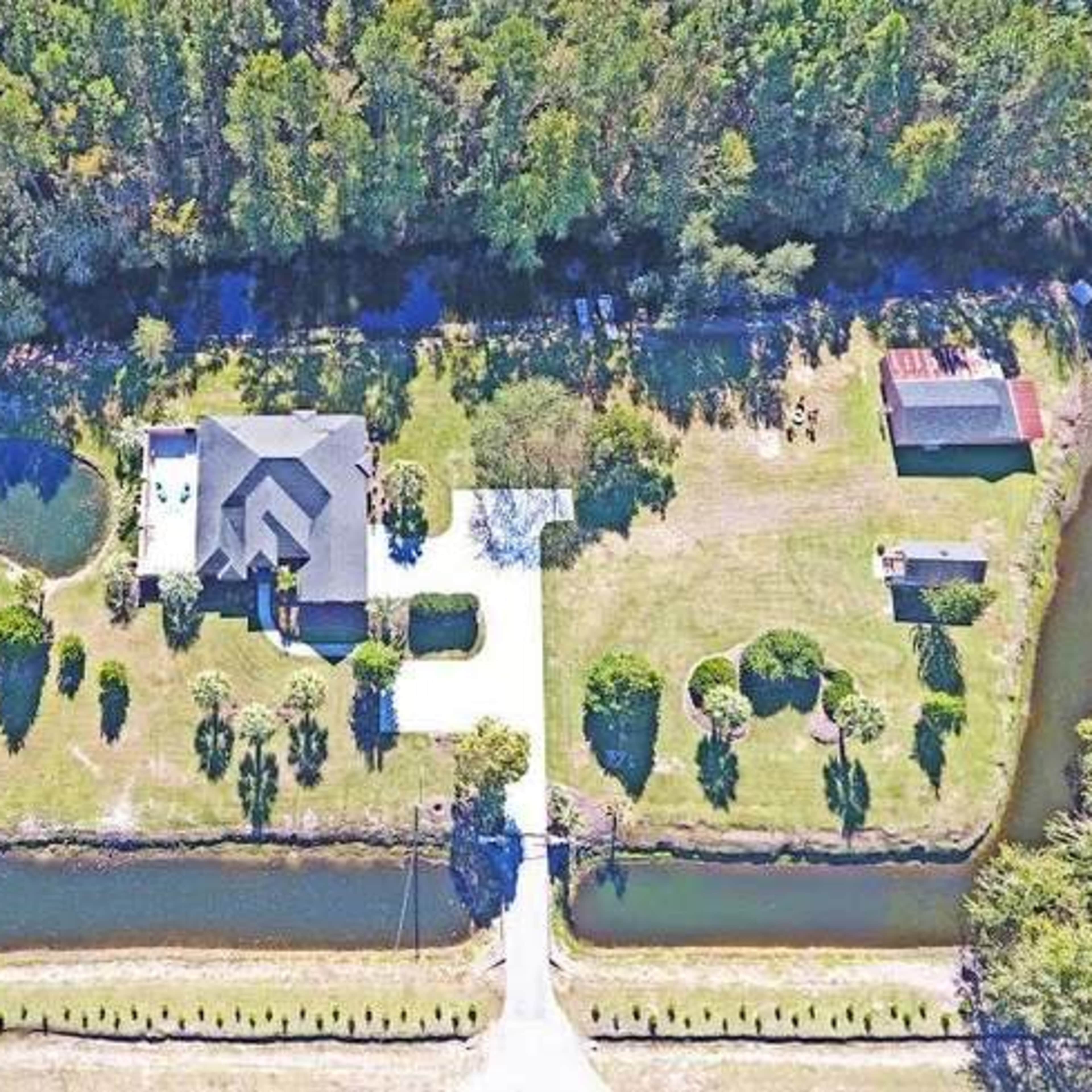 Scenic House with One Of A Kind Moat Image in , Manning, SC