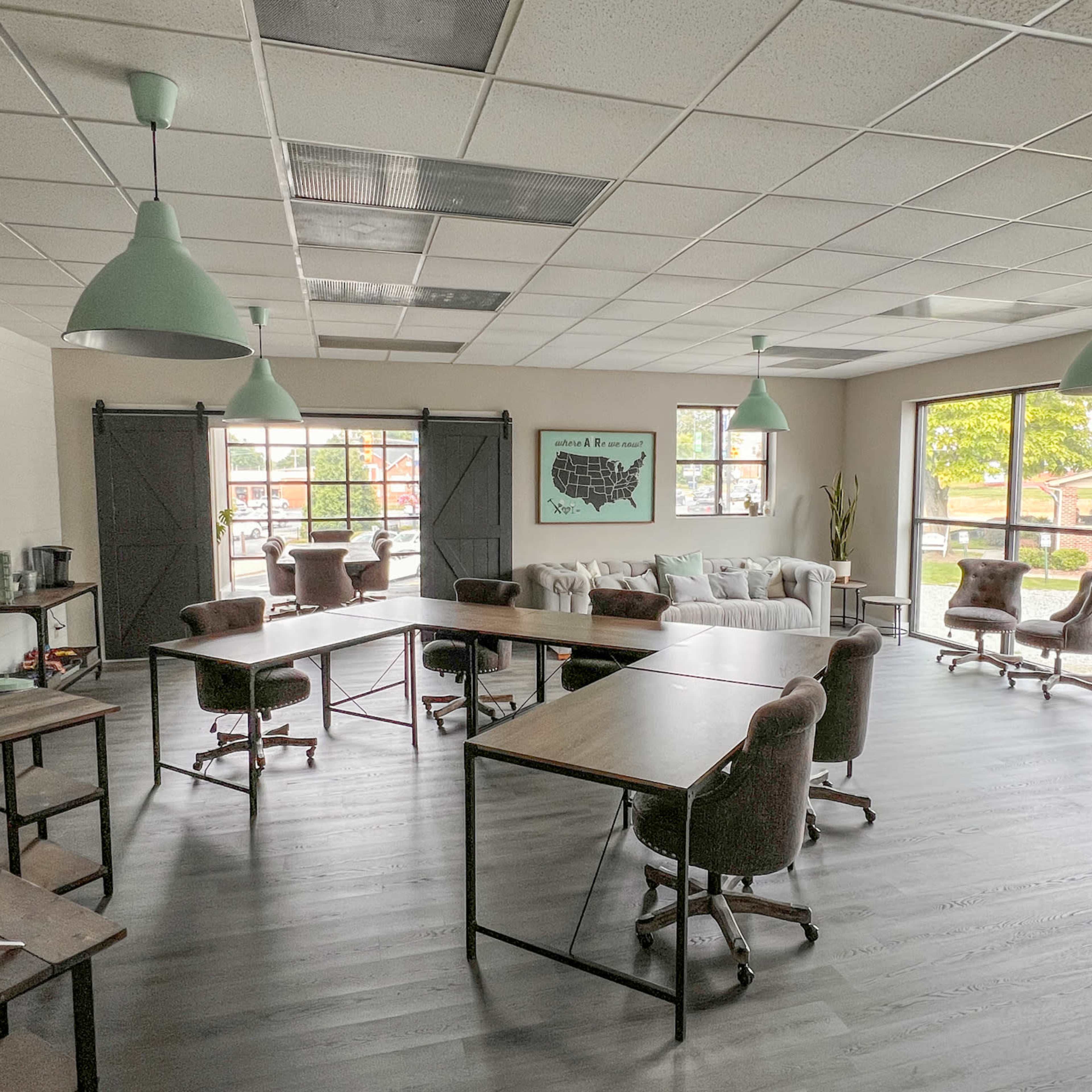 Bright and Cozy Downtown Studio Space for Photoshoots, Meetings or Coworking Image in Pineville, Pineville, NC