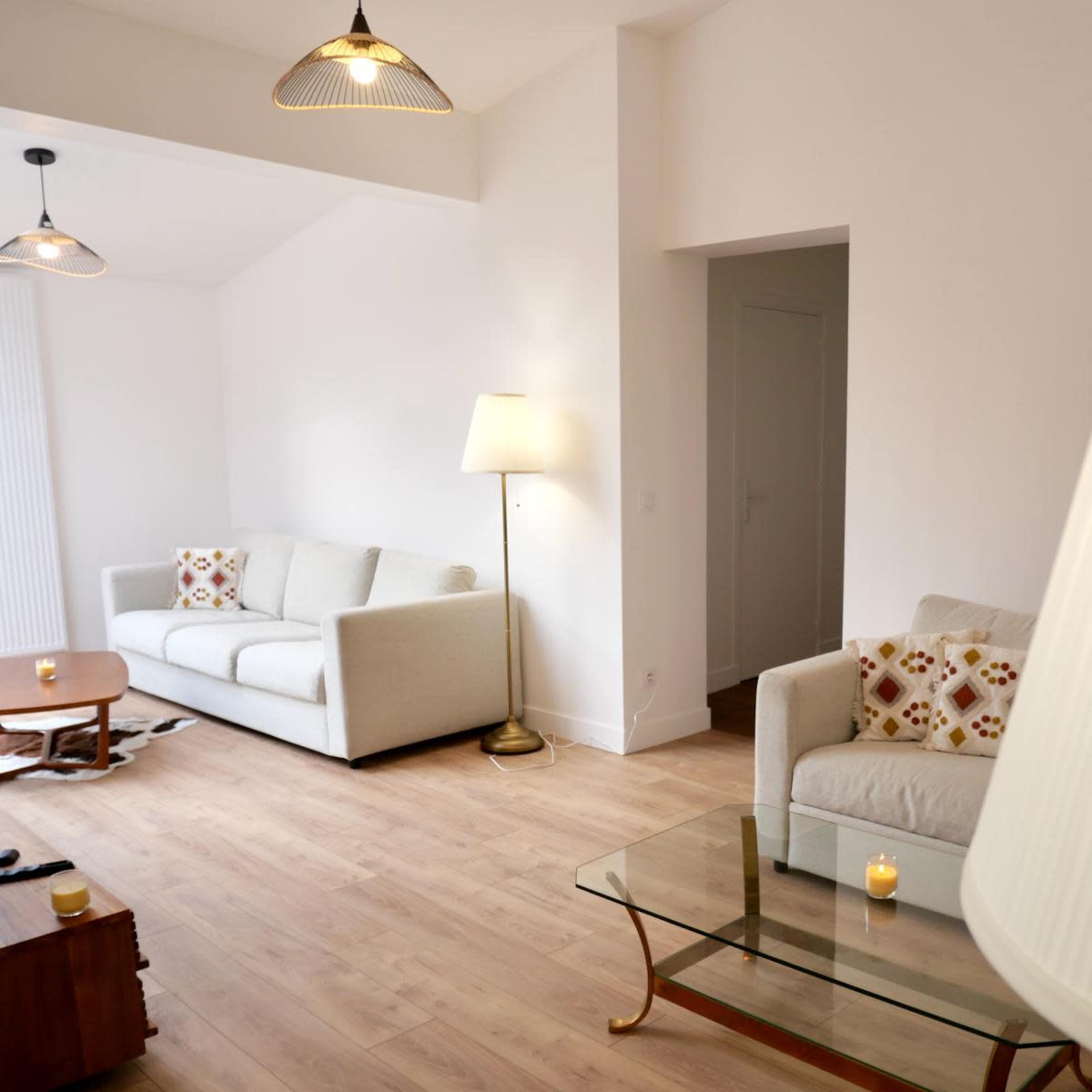 🌿 La Petite Bande – Résidence créative, jardin 800m² & verrière inspirante 🎬🎙️ ✨ Un lieu unique à 20 min de Paris conçu pour événements privés, showcases, tournages, coworking et résidences artistiques.  🔹 800m² de jardin arboré, idéal pour des événements intimistes, cocktails, concerts privés ou projections en plein air. 🔹 260m² d’espace intérieur, avec une sublime verrière baignée de lumière, parfaite pour des séminaires, masterclasses, shootings ou brainstormings créatifs. 🔹 Studios professionnels dédiés à la post-production, au podcast et à la création audiovisuelle. 🔹 Un cadre inspirant mêlant nature, design et équipements haut de gamme pour accueillir artistes, entrepreneurs et créatifs.  📍 Un véritable hub créatif, à mi-chemin entre résidence d’artistes, studio de production et espace de réception haut de gamme.  👉 Parfait pour : ✅ Entreprises & marques : séminaires, lancements, workshops exclusifs. ✅ Artistes & producteurs : showcases, enregistrements, tournages. ✅ Créatifs & entrepreneurs : coworking, retraites, résidences artistiques. ✅ Événements privés & pro : soirées intimistes, brainstormings, cocktails.  🚀 Un cadre unique, modulable, inspirant – à privatiser dès maintenant ! Image dans Saint-Maur-des-Fossés, Saint-Maur-des-Fossés, Île-de-France