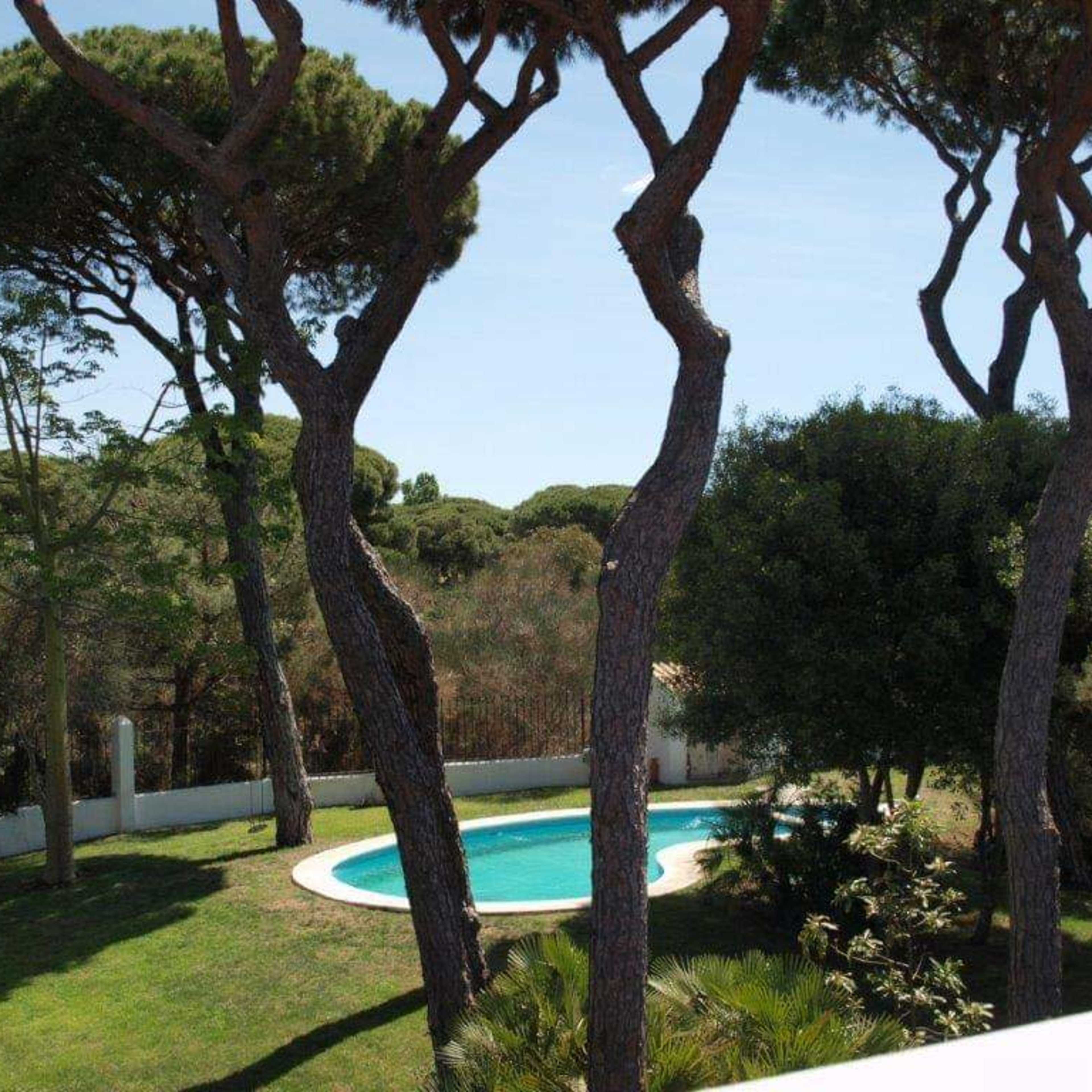 Perfect for Film & TV shoots! Beautiful gated 5-bedroom villa with huge gardens, pool, and games room, five minutes from unspoiled silver beaches and endless pine forests. Imagen en Nuevo Portil, Nuevo Portil, AN