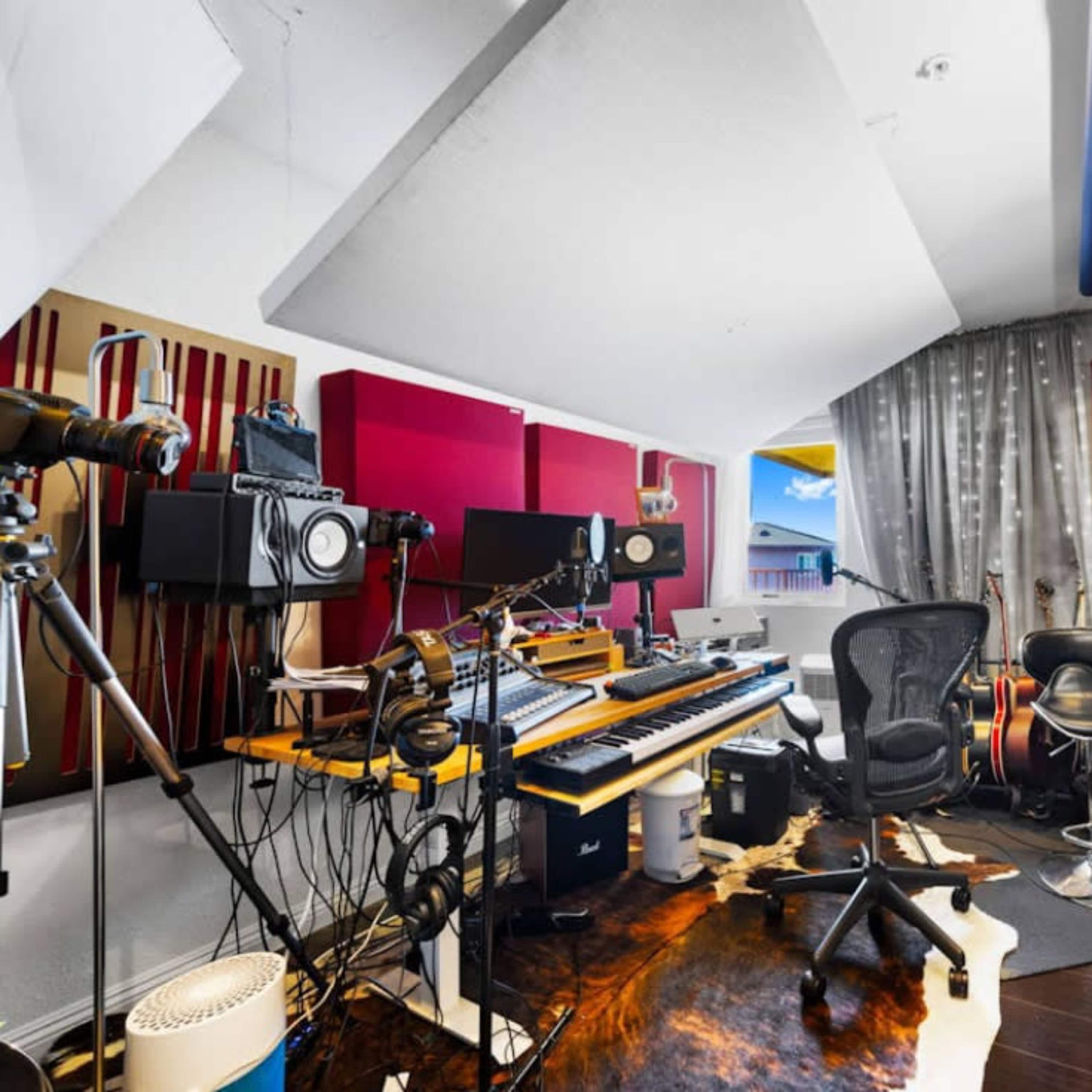 Echo Park Recording Studio for Musicians, Podcasts + 4K Video Podcasts Image in Echo Park, Los Angeles, CA