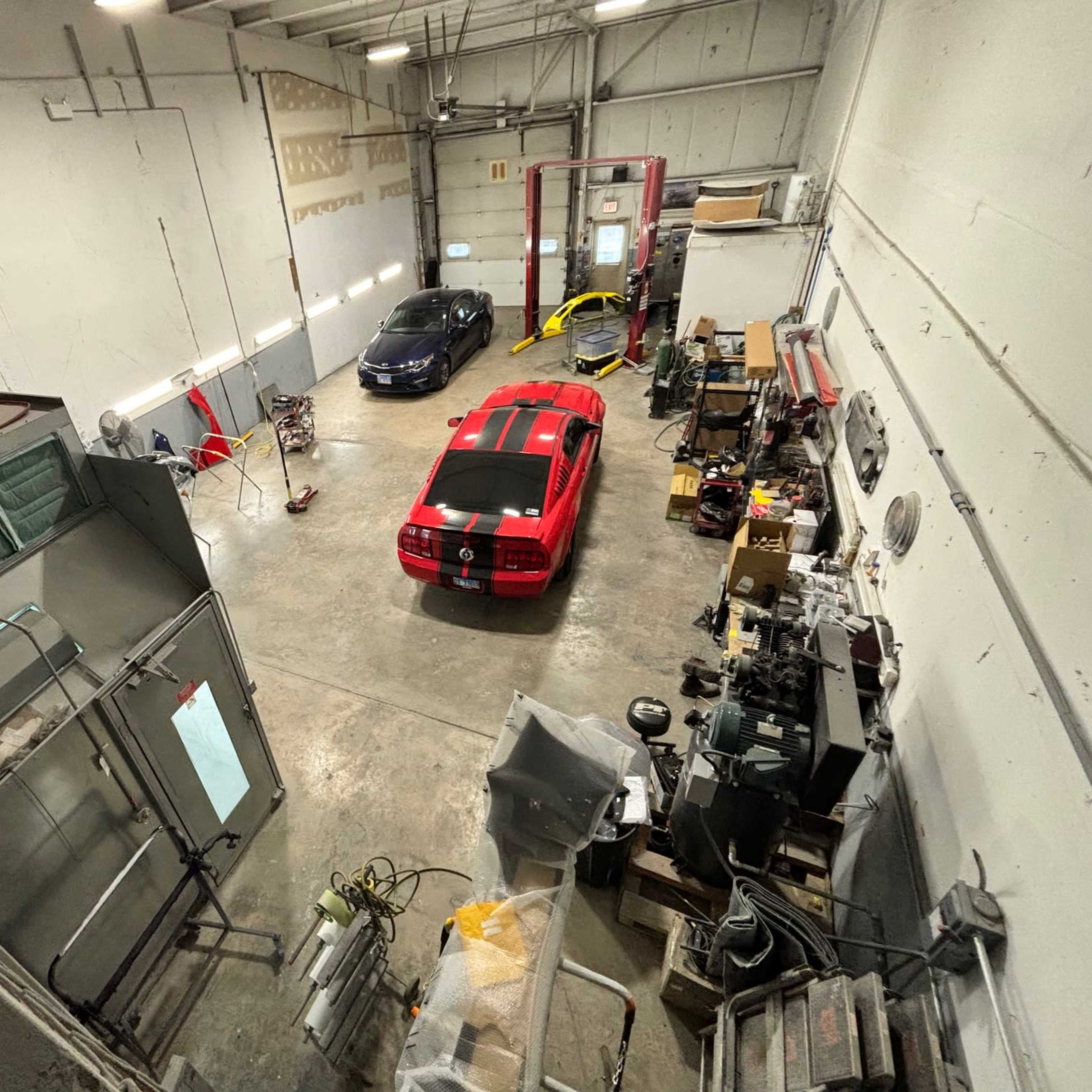 Clean Auto Shop with Full Size Office Image in Frankfort Township, Mokena, IL