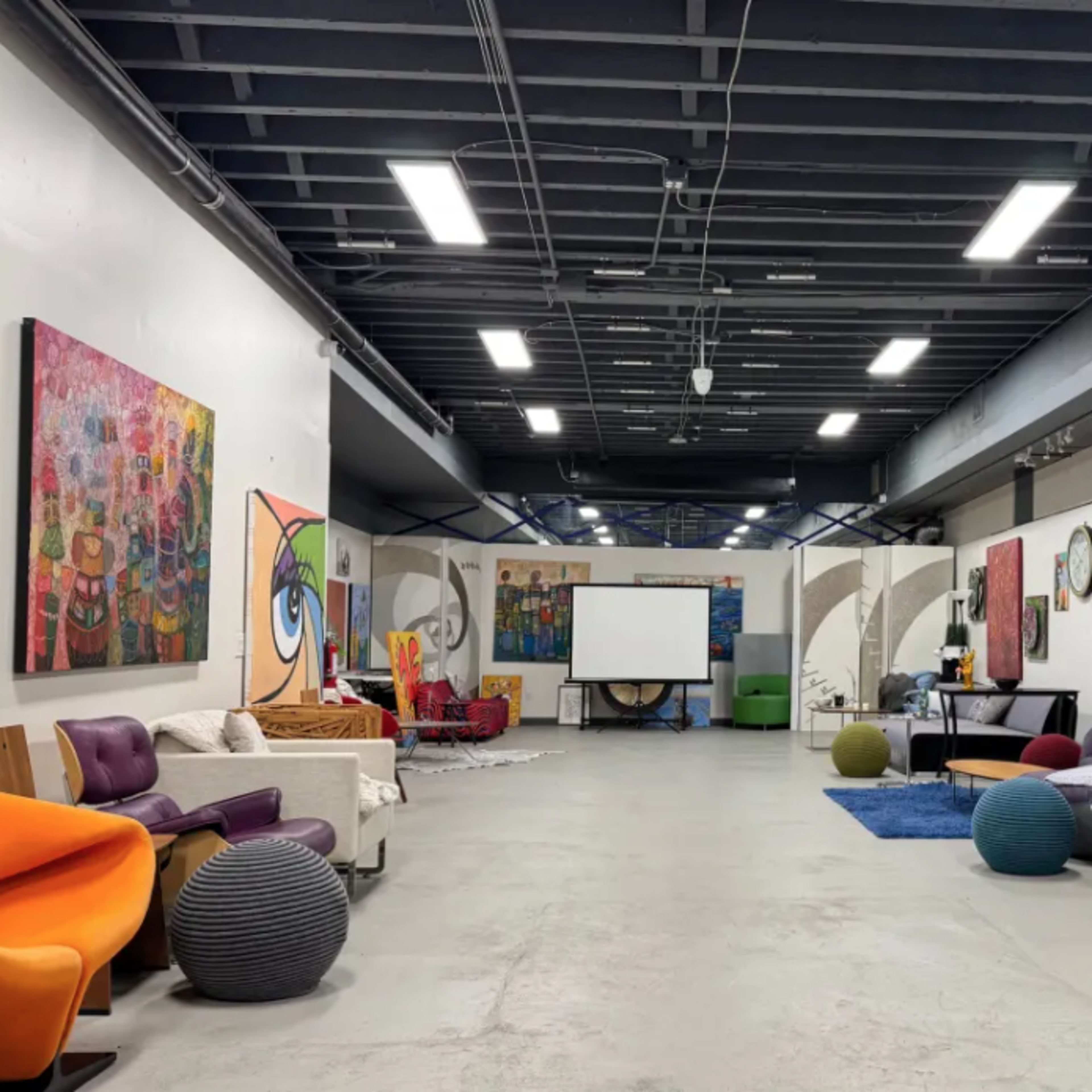 Creative space for event, broadcasts, meetings and presentations. Image in SoMa, San Francisco, CA