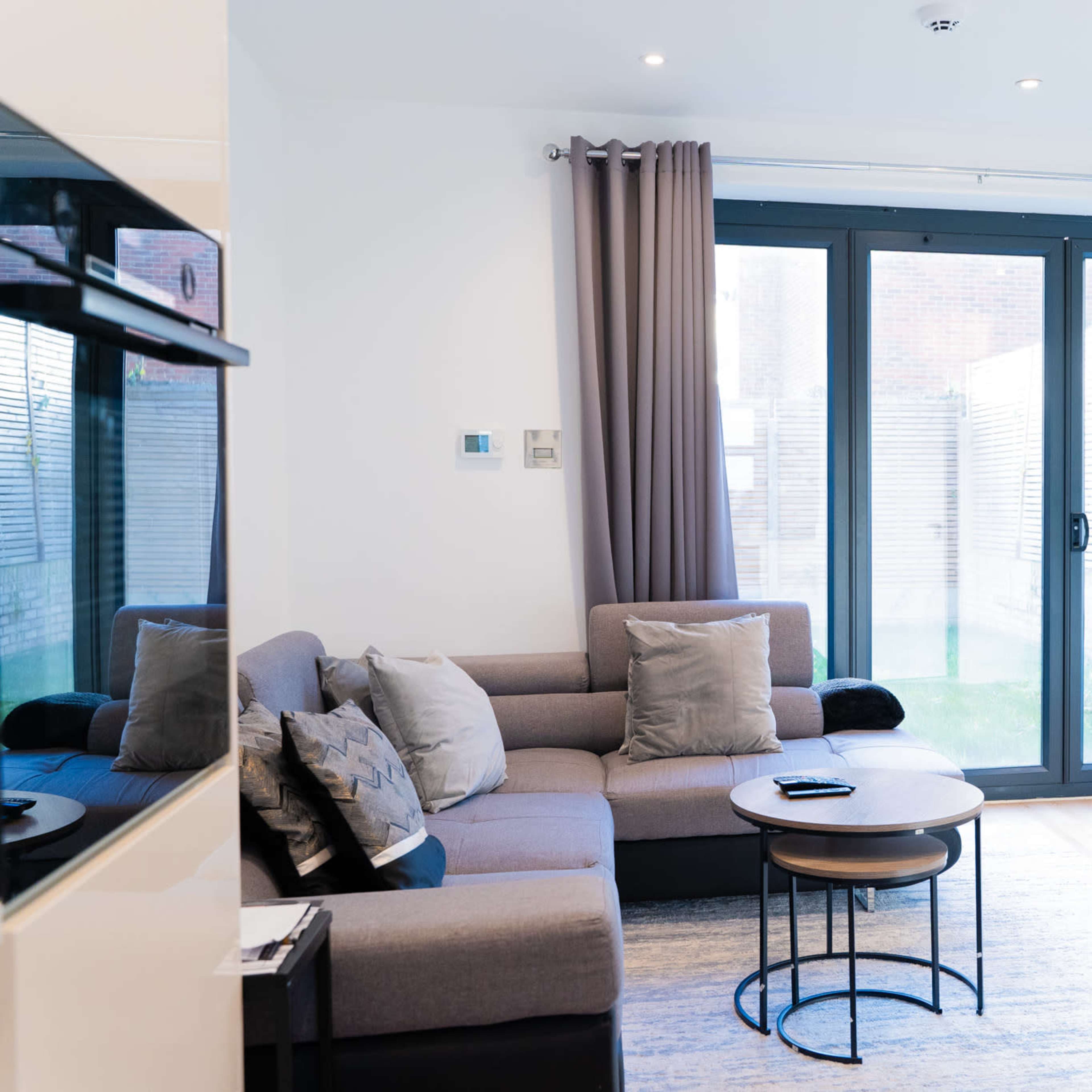 Spacious Terraced House with Private Garden and Cozy Balcony Image in Romford, Romford, England