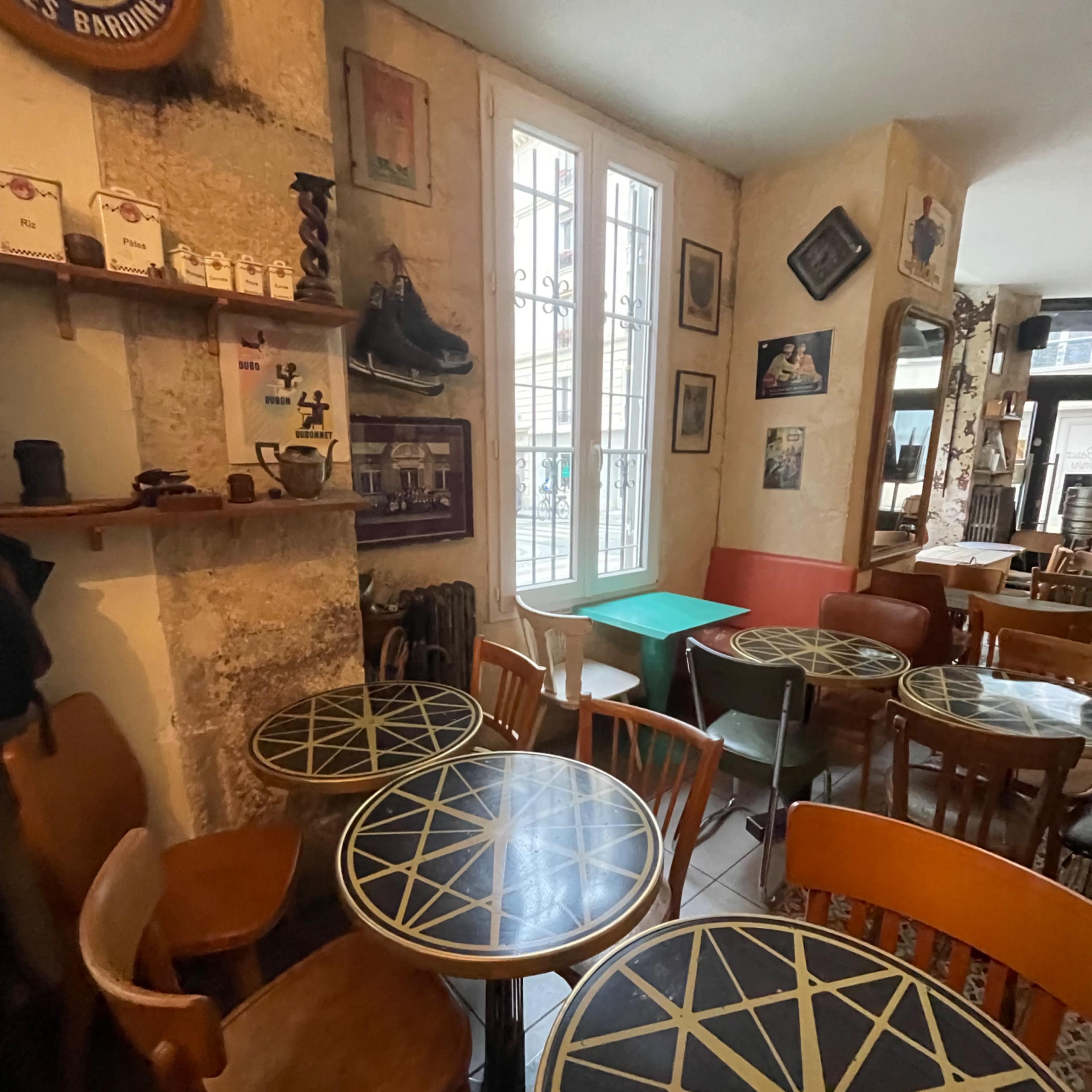 Bar brocante , déco vintage Image dans Batignolles, Paris, Île-de-France