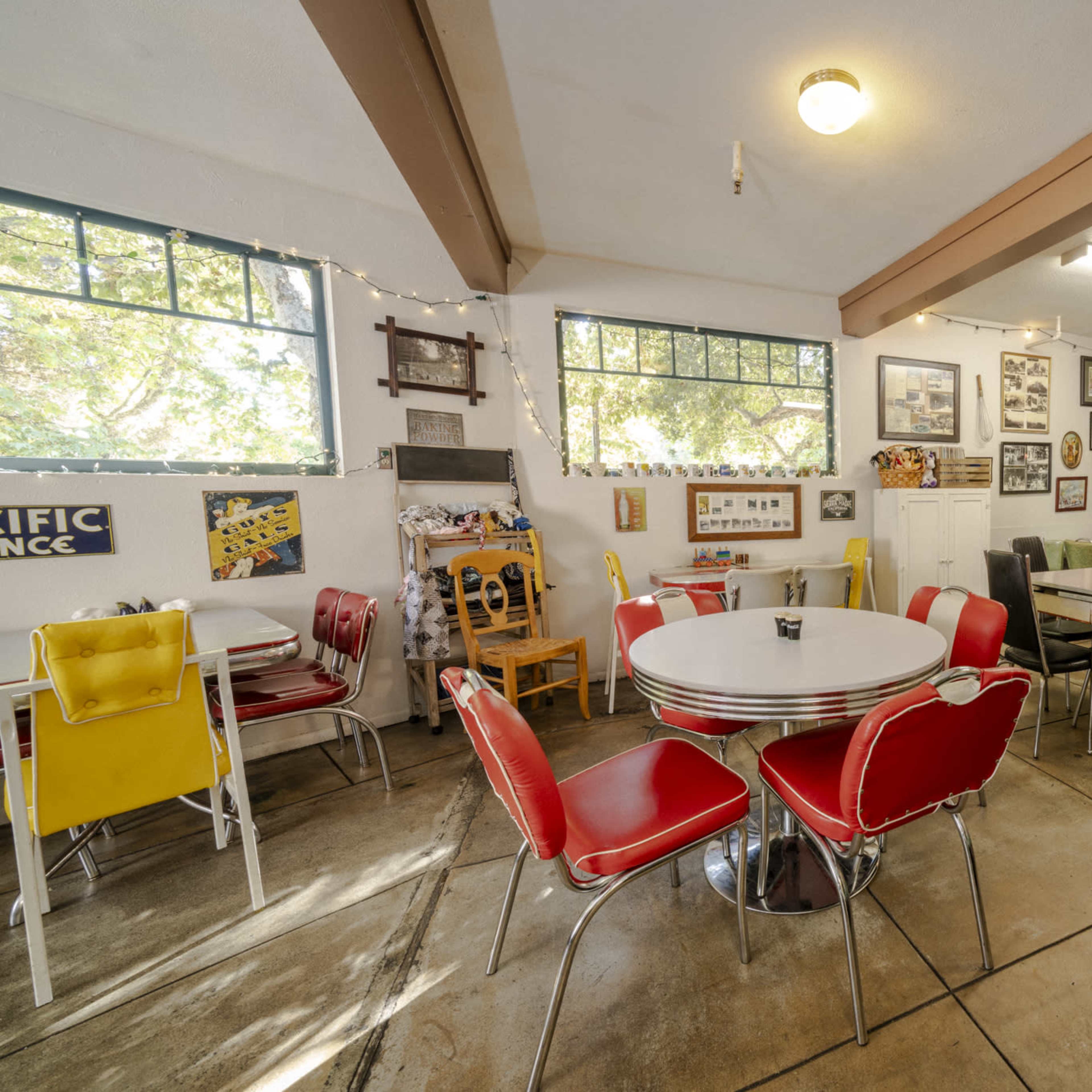 Cozy Retro Market Image in Sierra Madre, Sierra Madre, CA