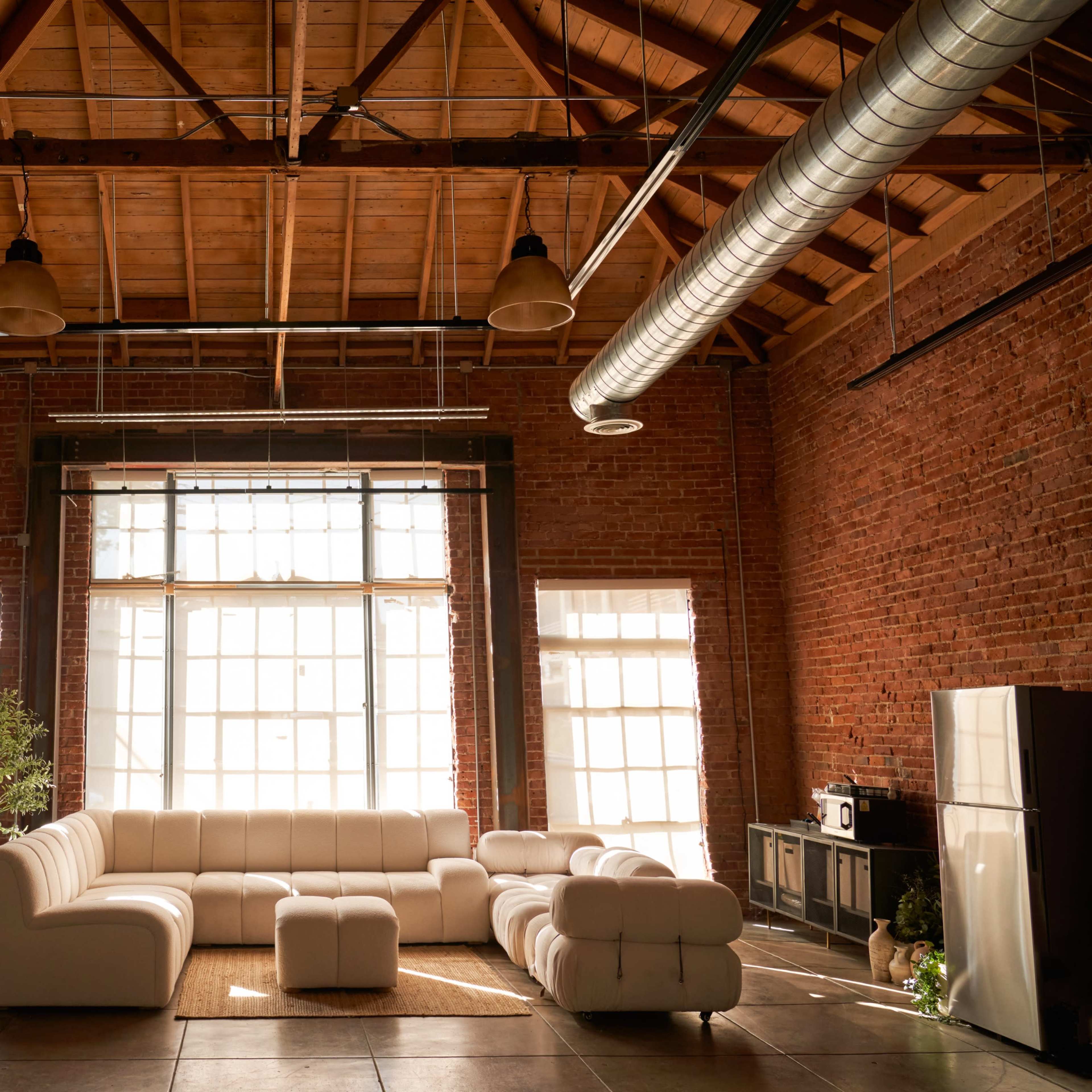 𝗥𝗢𝗦𝗔𝗟𝗜𝗘 𝗦𝗧𝗨𝗗𝗜𝗢 - 2000 SF Warehouse Photo Studio with Cyc Wall Image in Lamanda Park, Pasadena, CA