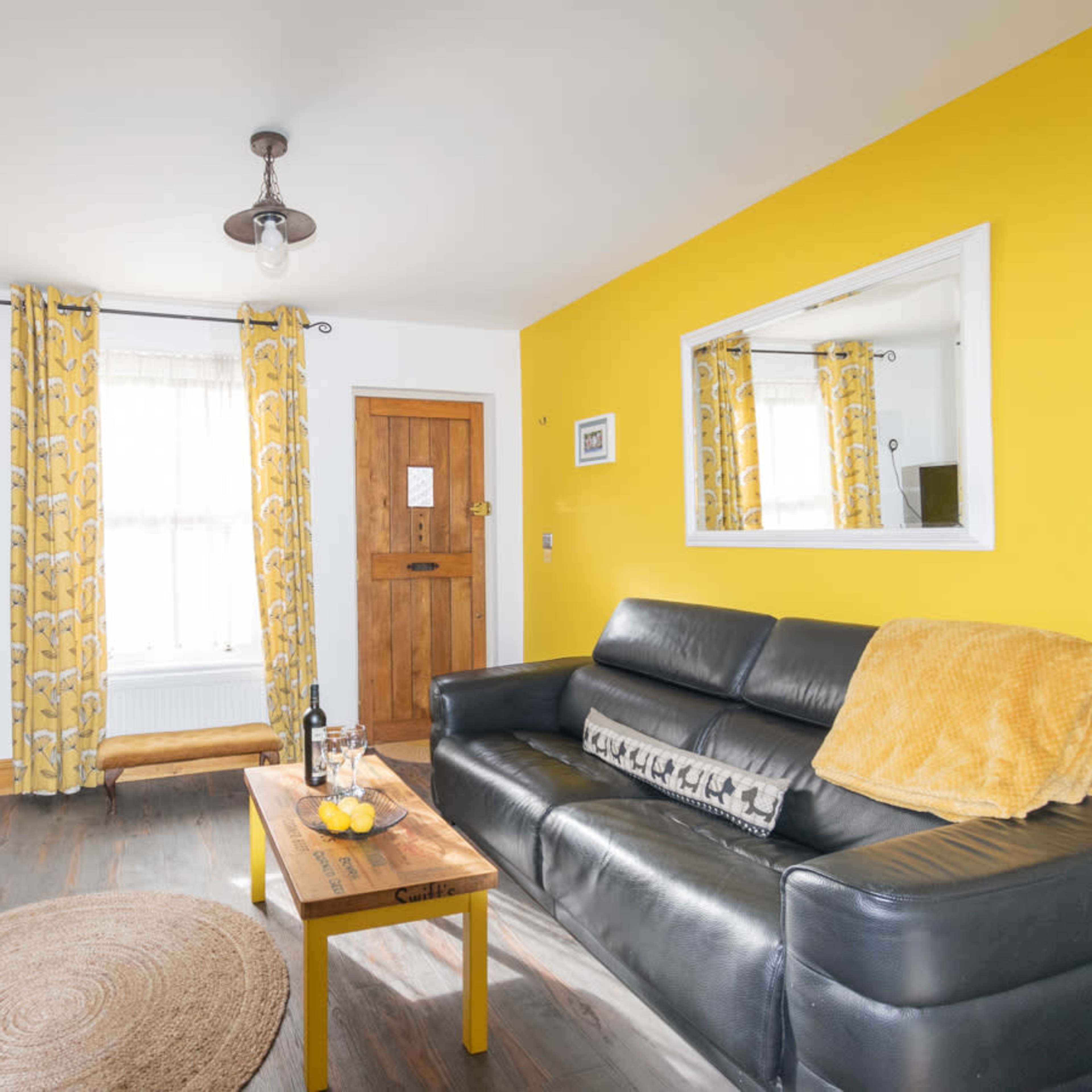 Stylish Cosy 2 BR Bright Cottage, Pet Friendly Image in Titchfield, Fareham, England