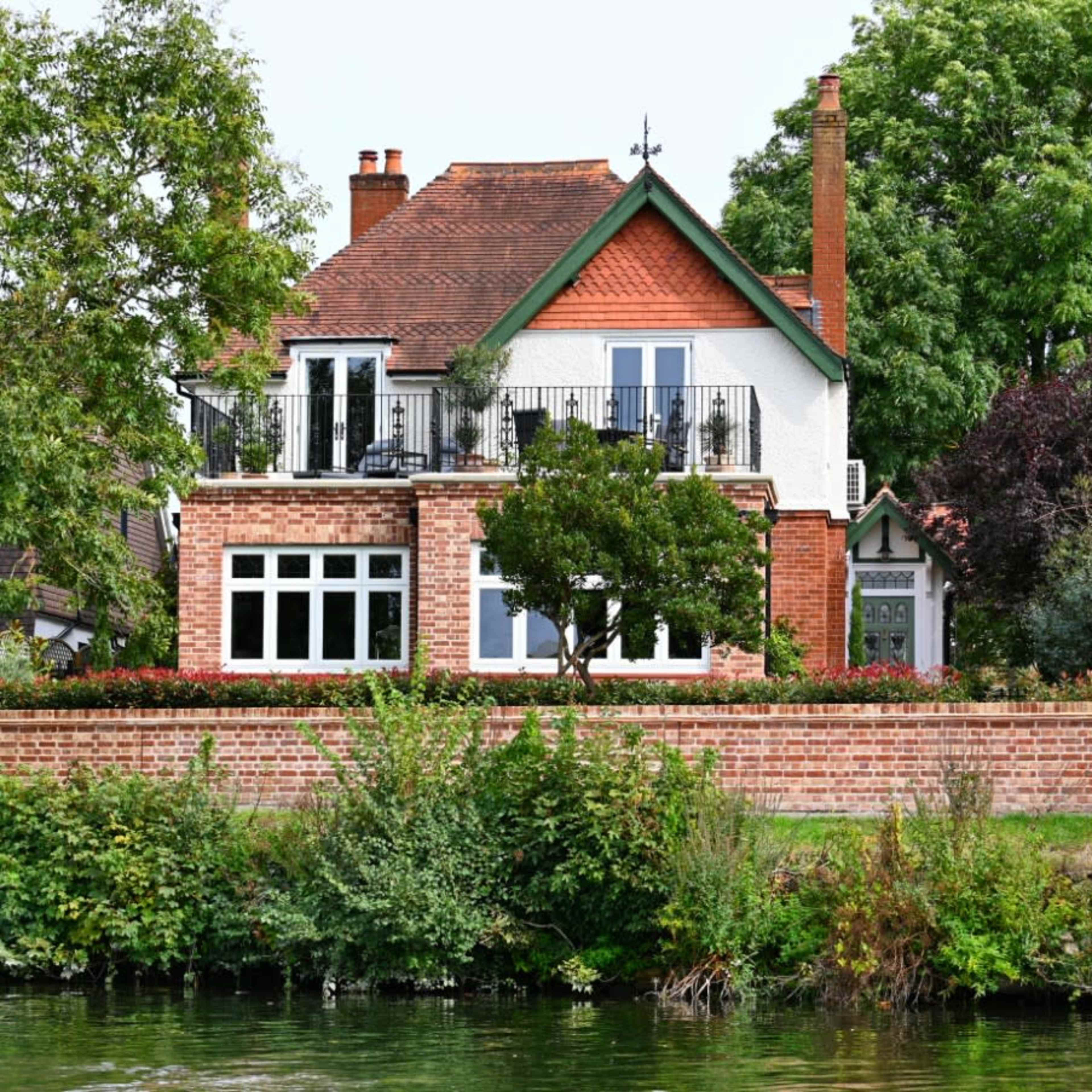 Beautiful Spacious Home With Character on the River Thames Perfect for Production Shoots Image in Staines-upon-Thames, Staines, England