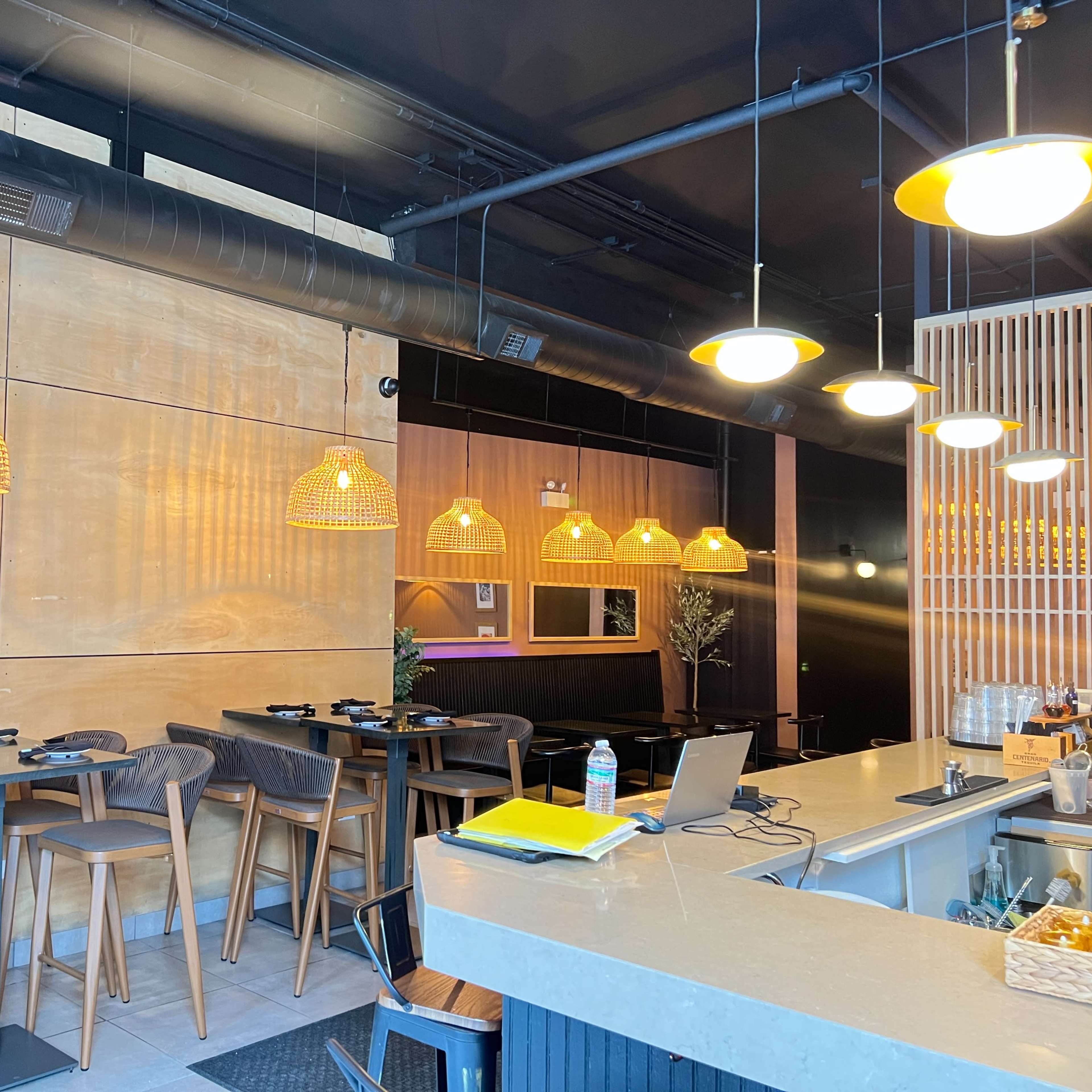 Trendy Bucktown restaurant space with full bar next to Western blueline Image in Logan Square, Chicago, IL
