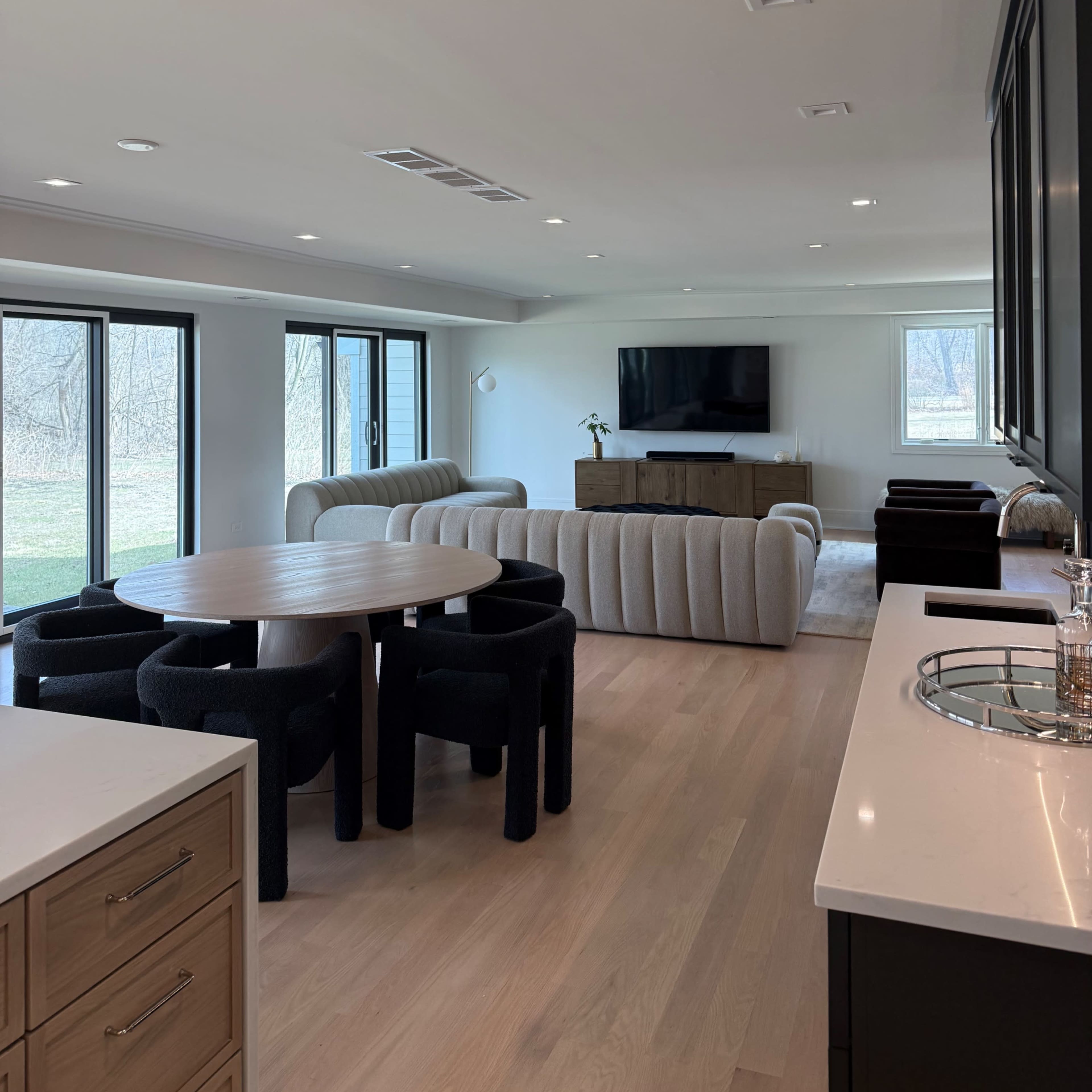 Luxury Modern Backdrop Image in Milton Township, Glen Ellyn, IL