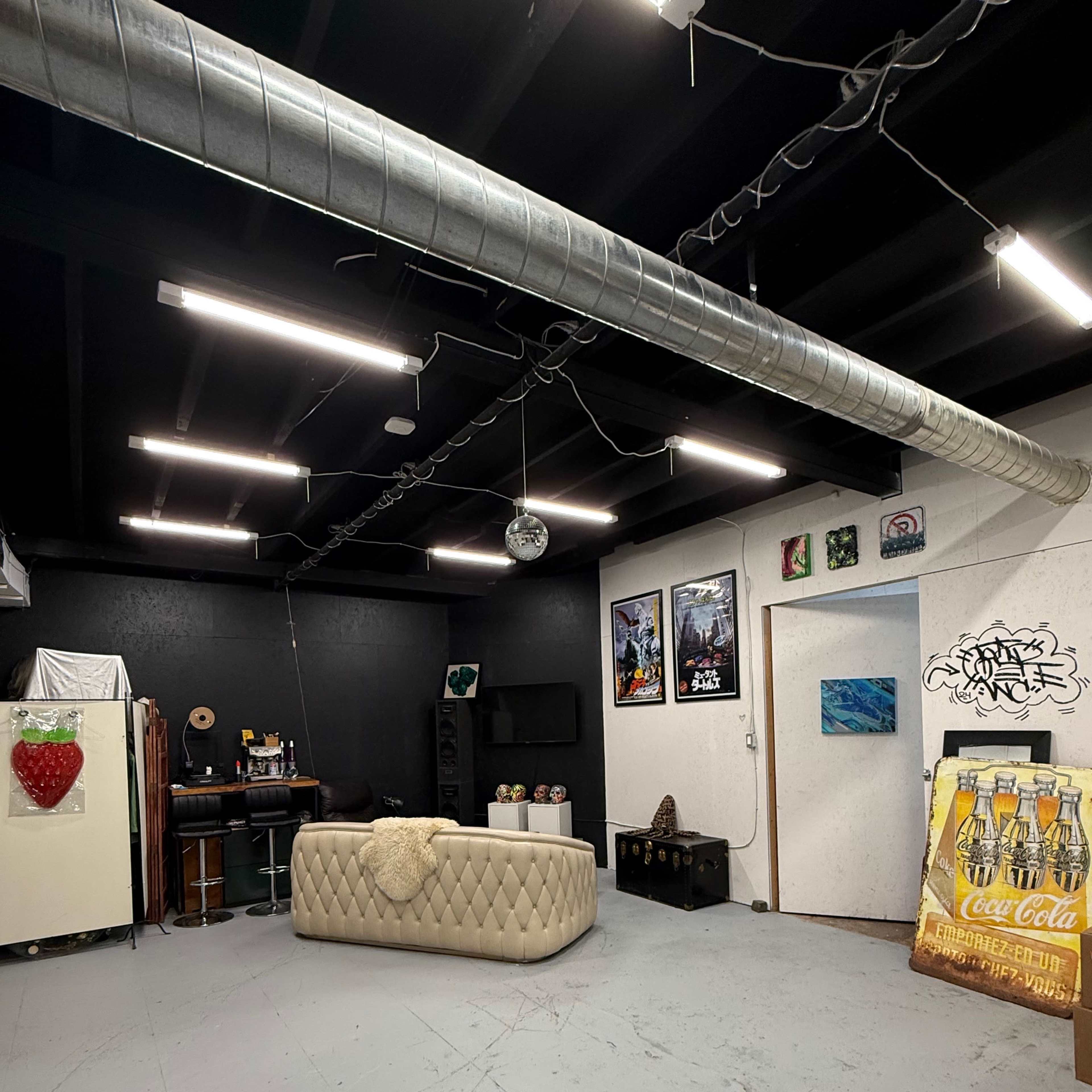 Urban Art Studio with Living Room and Kitchen Image in Toronto, Toronto, ON