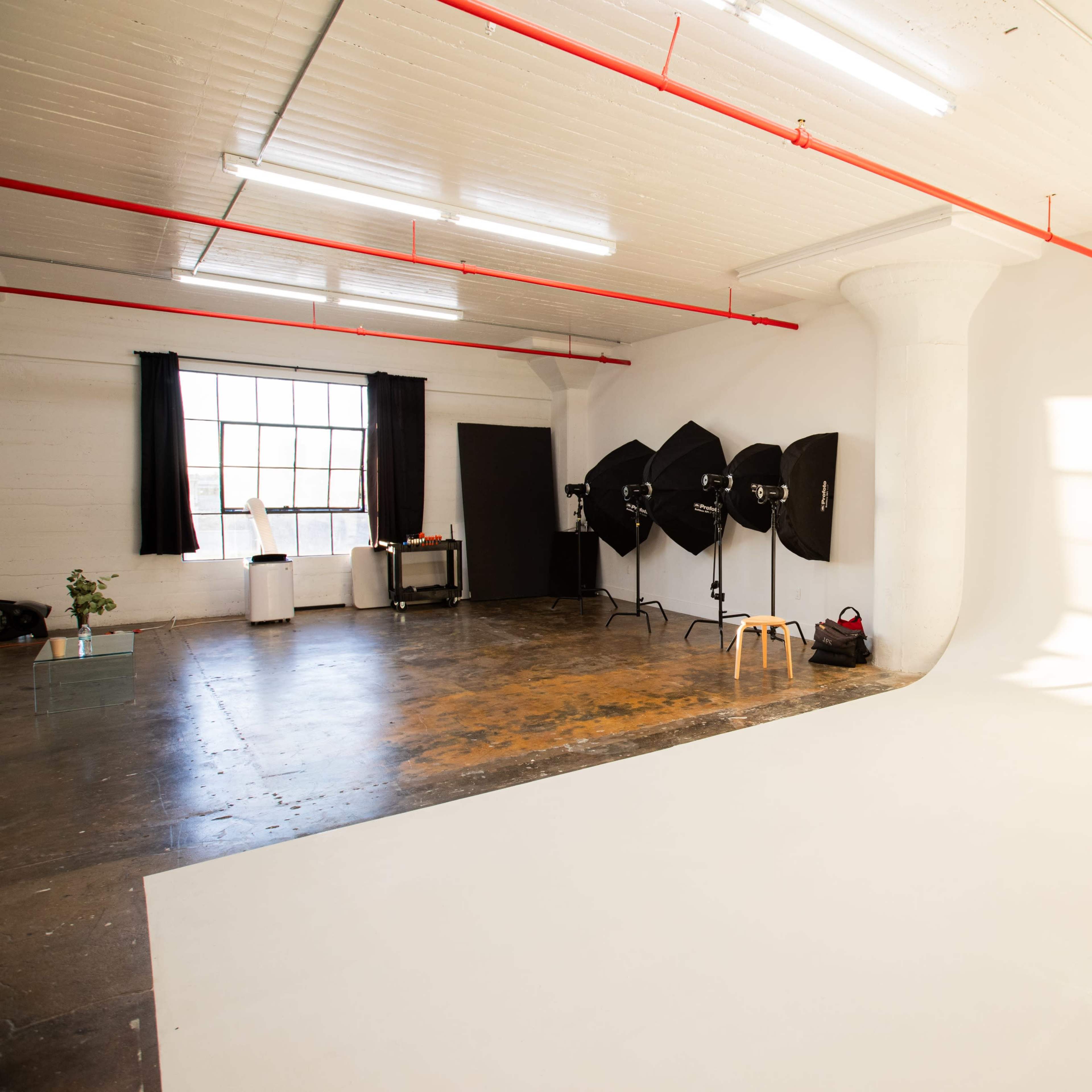PROFOTO EQUIPPED NATURAL LIGHT CYC WALL STUDIO - ARTS DISTRICT Image in Central LA, Los Angeles, CA